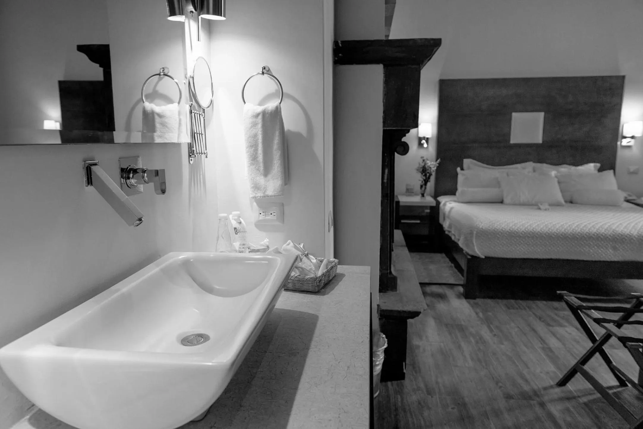Bathroom, Bed in Hotel La Morada