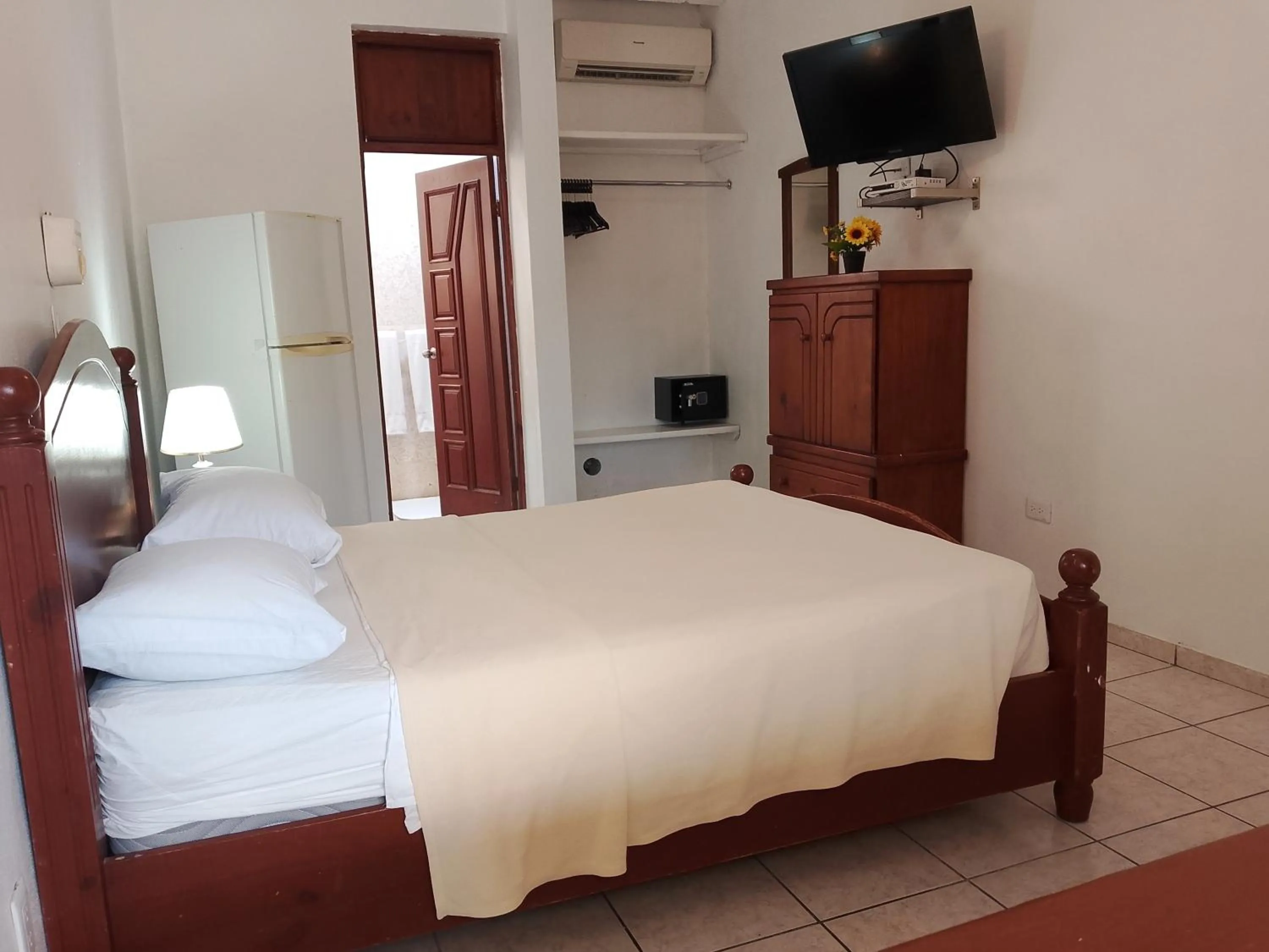 Photo of the whole room, Bed in Hotel Garant & Suites