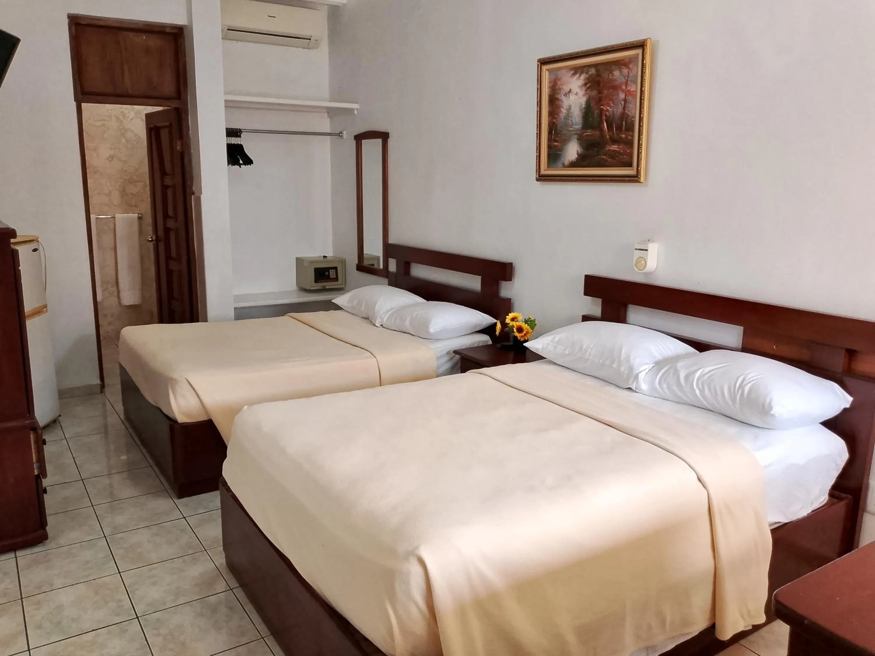 Photo of the whole room, Bed in Hotel Garant & Suites