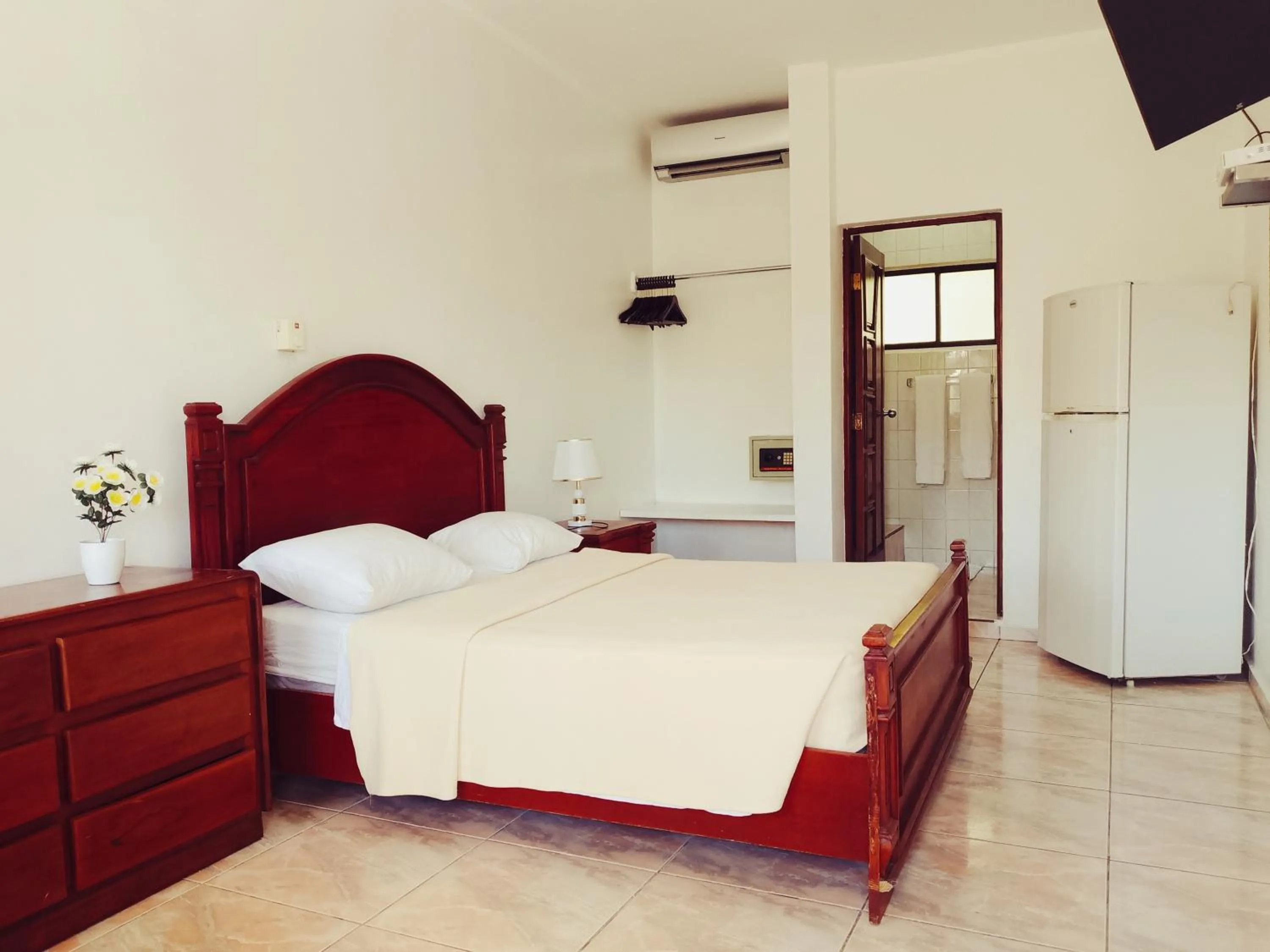 Photo of the whole room, Bed in Hotel Garant & Suites