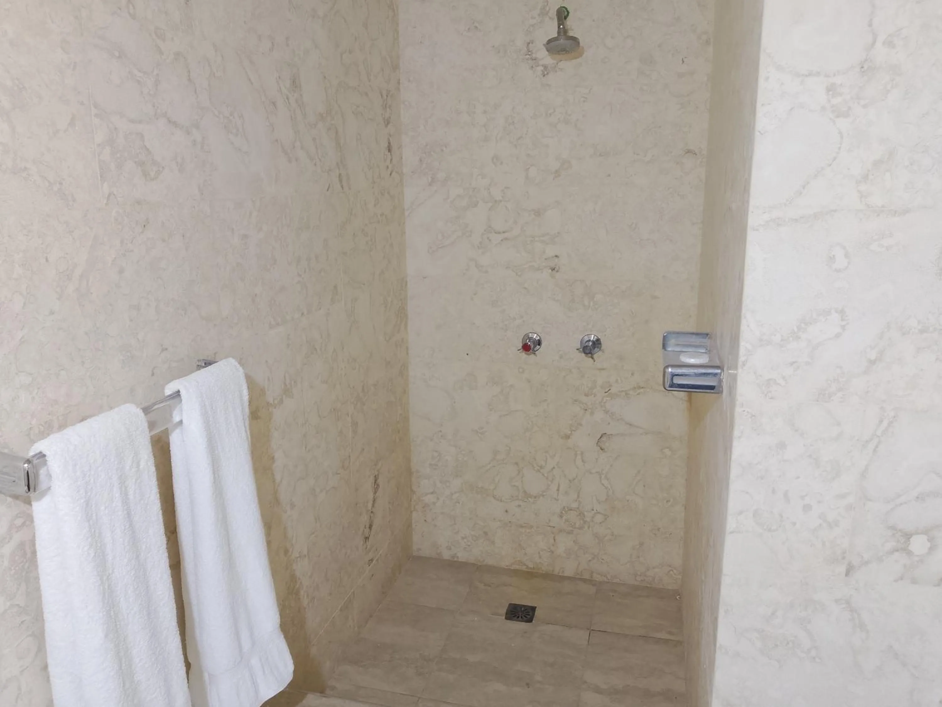 Bathroom in Hotel Garant & Suites