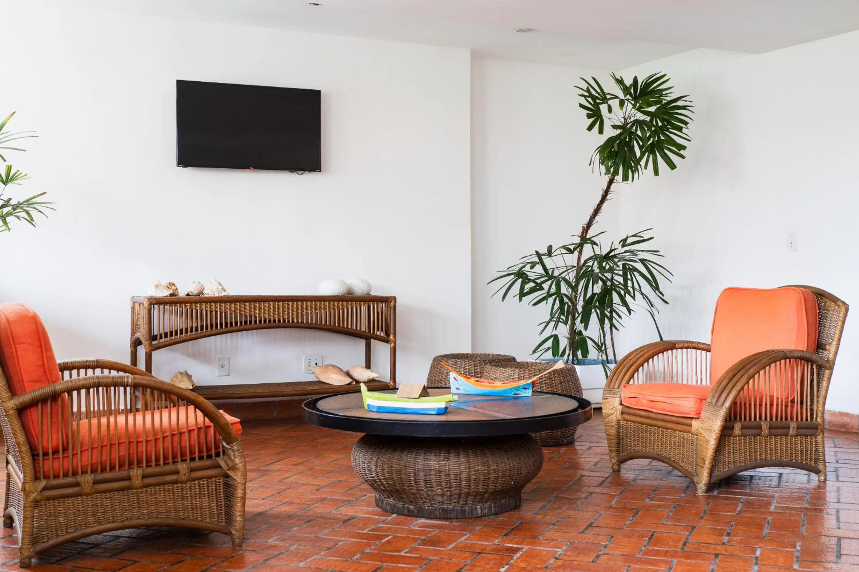 Communal lounge/ TV room in Pousada Porto Fino