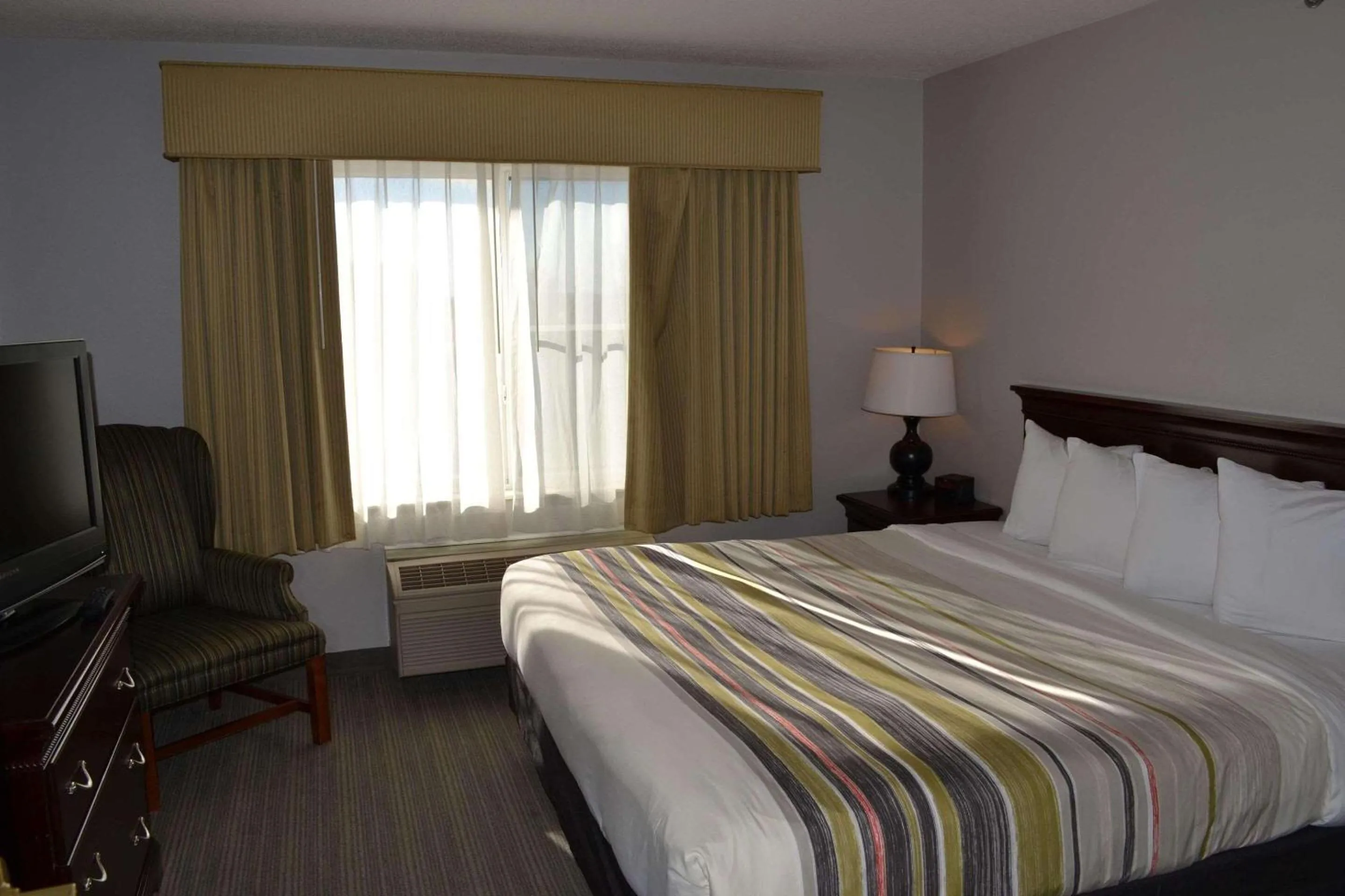 Bedroom, Bed in Country Inn & Suites by Radisson, Gurnee, IL