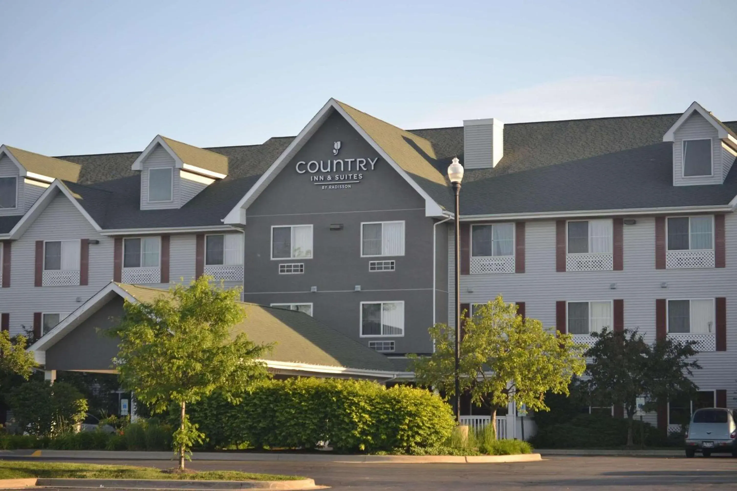 Property building in Country Inn & Suites by Radisson, Gurnee, IL Property building in Country Inn & Suites by Radisson, Gurnee, IL