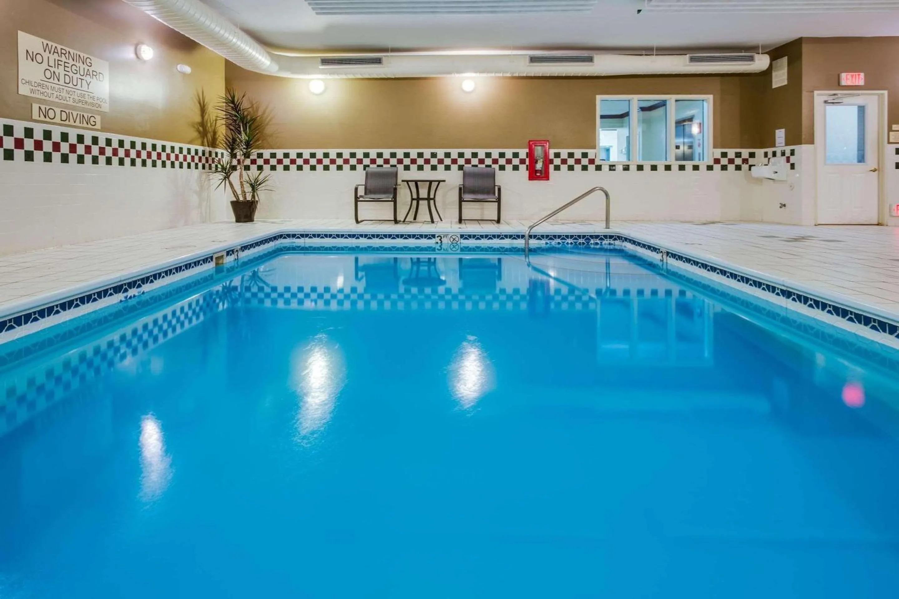 Swimming pool in Country Inn & Suites by Radisson, Gurnee, IL