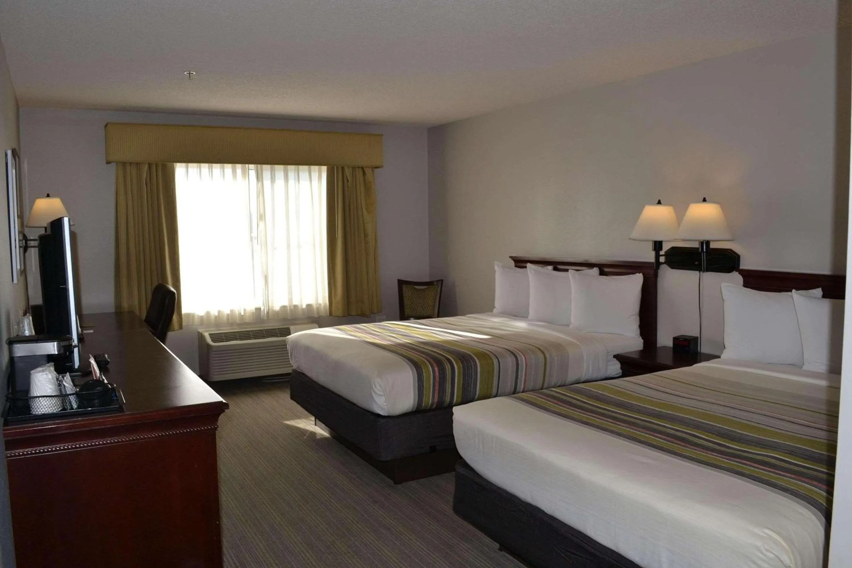 Bedroom, Bed in Country Inn & Suites by Radisson, Gurnee, IL