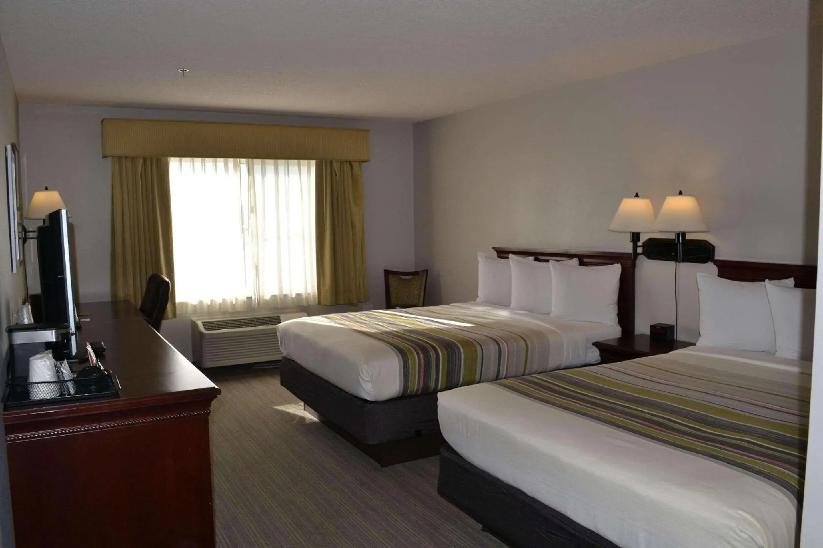 Bedroom, Bed in Country Inn & Suites by Radisson, Gurnee, IL Bedroom, Bed in Country Inn & Suites by Radisson, Gurnee, IL