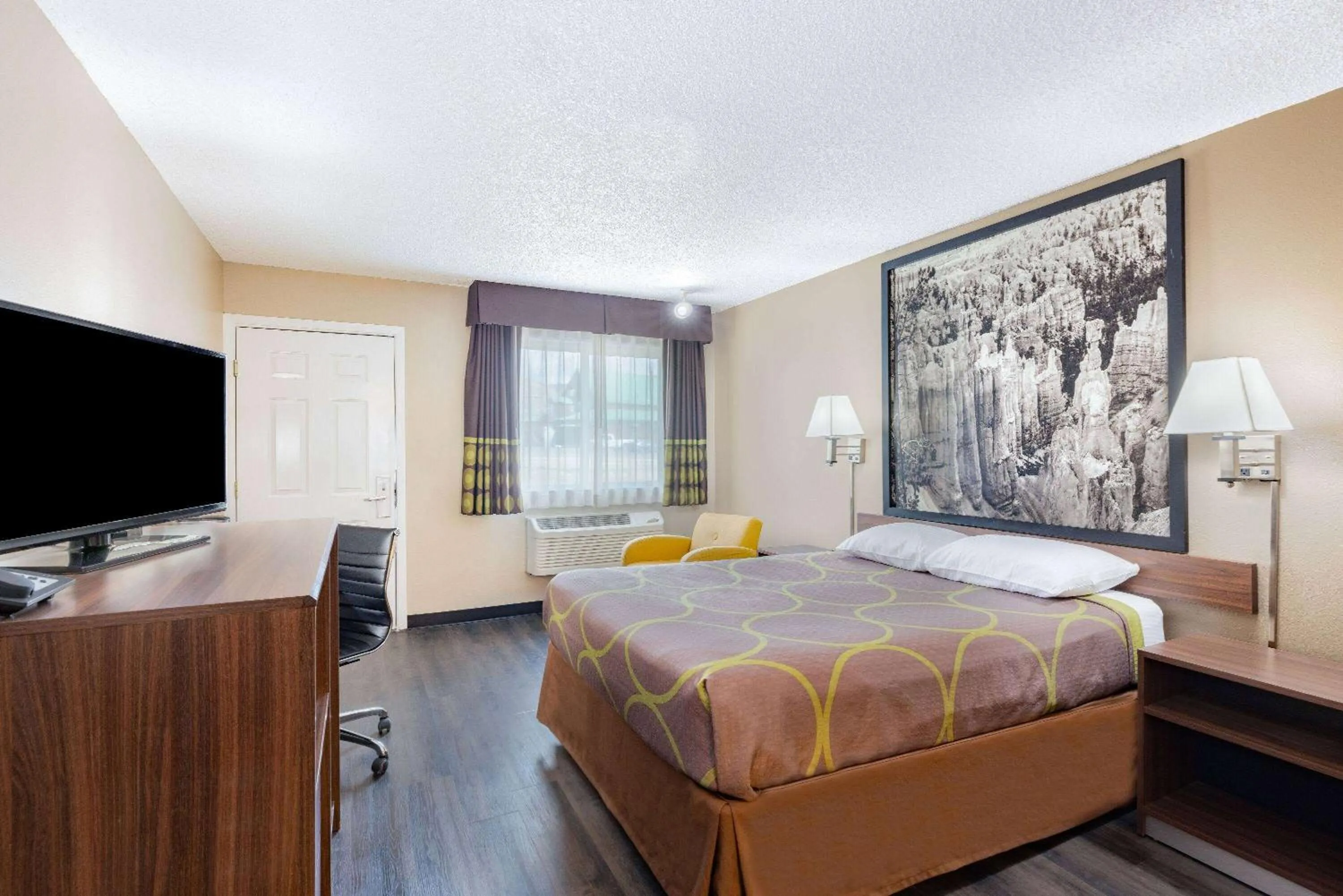 Photo of the whole room, Bed in Super 8 by Wyndham Richfield UT