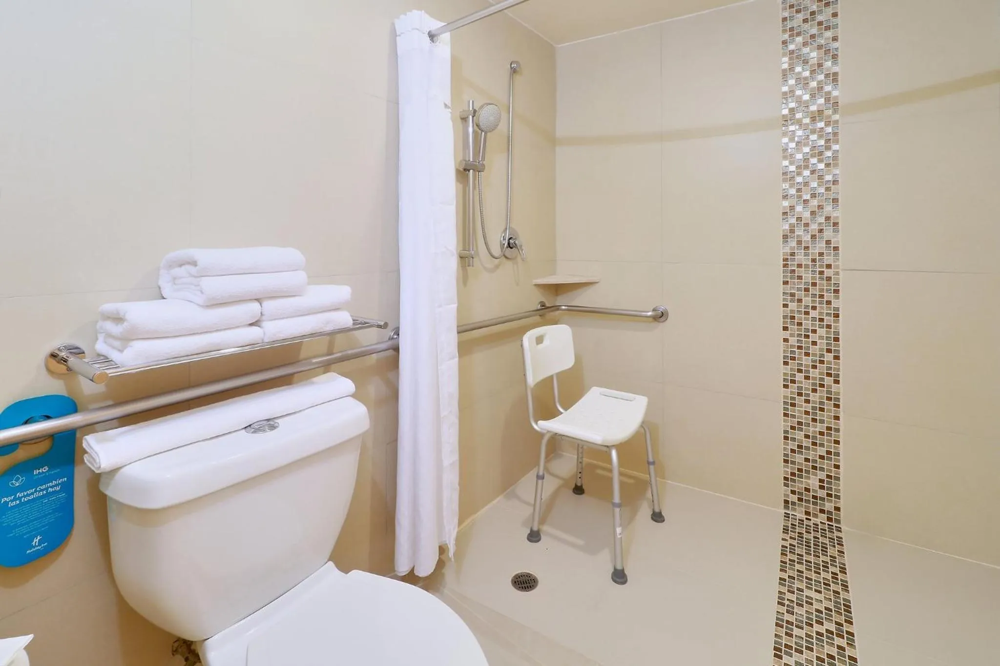 Photo of the whole room in Holiday Inn Tuxpan - Convention Center by IHG