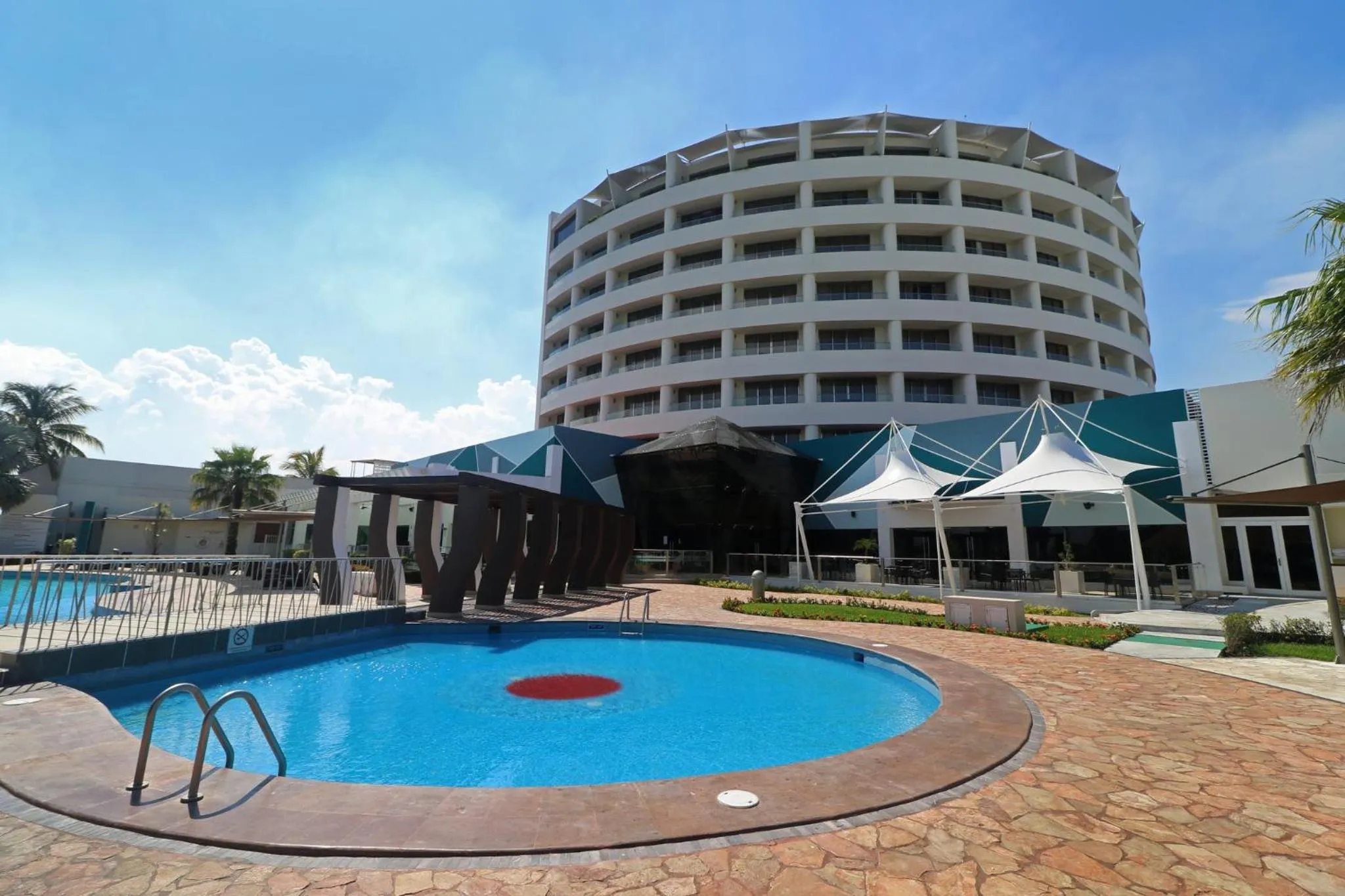 Swimming pool in Holiday Inn Tuxpan - Convention Center by IHG