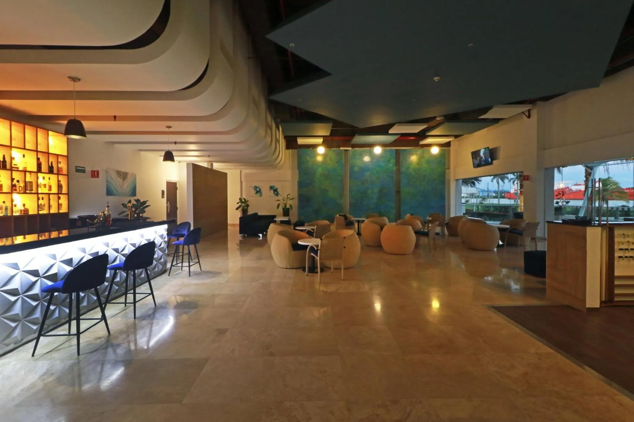 Lounge or bar in Holiday Inn Tuxpan - Convention Center by IHG