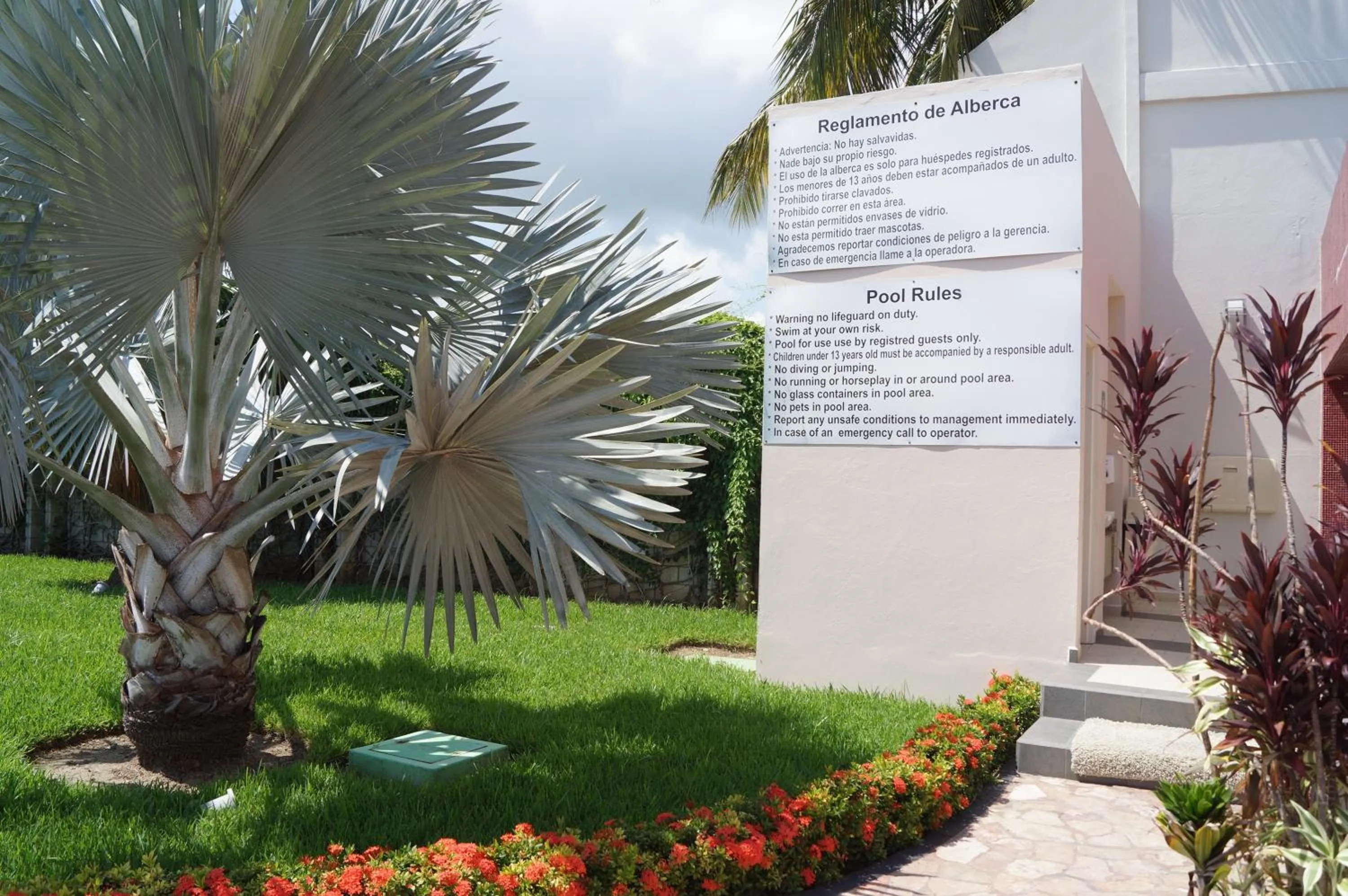 Swimming pool in Holiday Inn Tuxpan - Convention Center by IHG