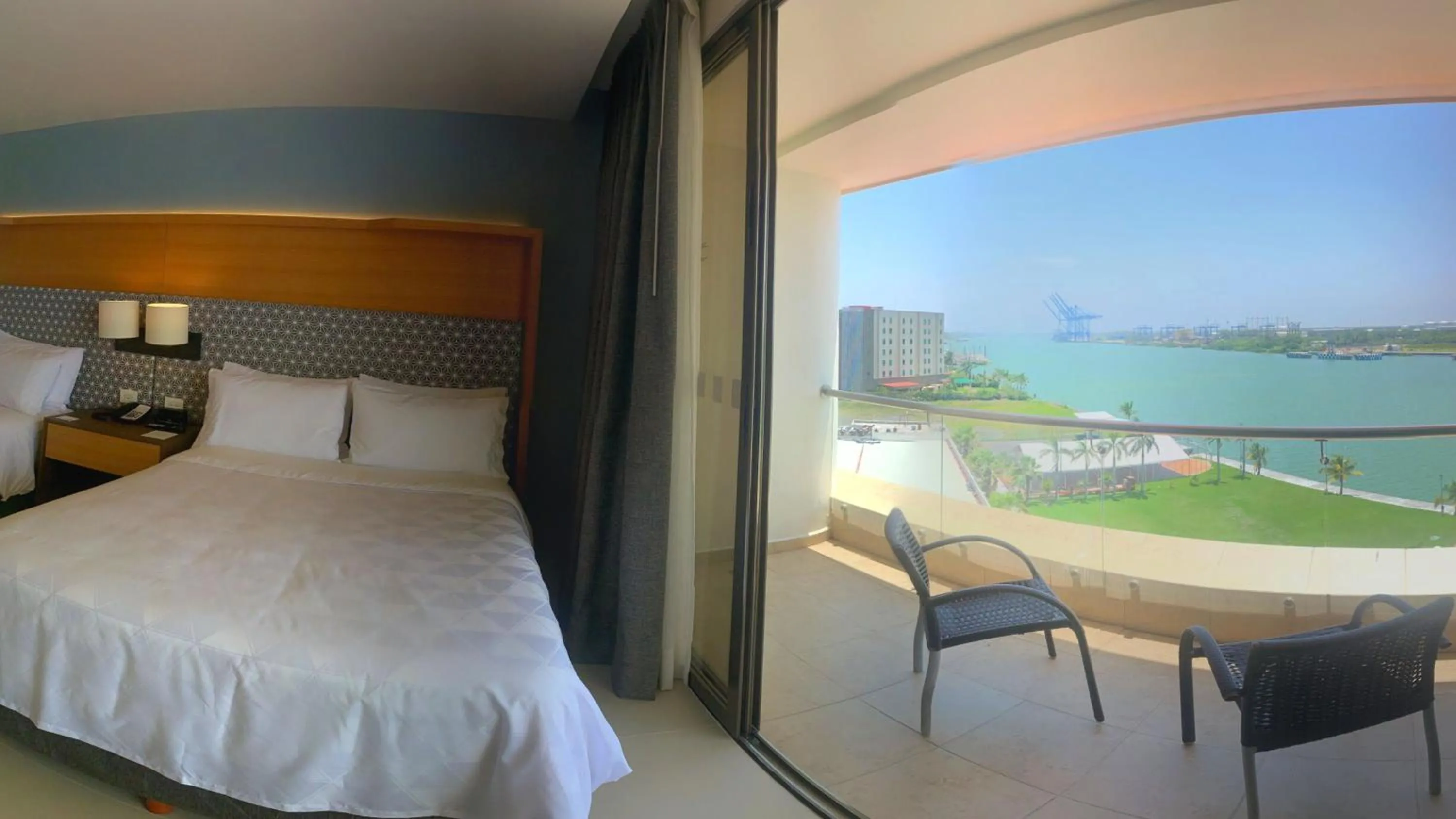 Balcony/Terrace, Bed in Holiday Inn Tuxpan - Convention Center by IHG