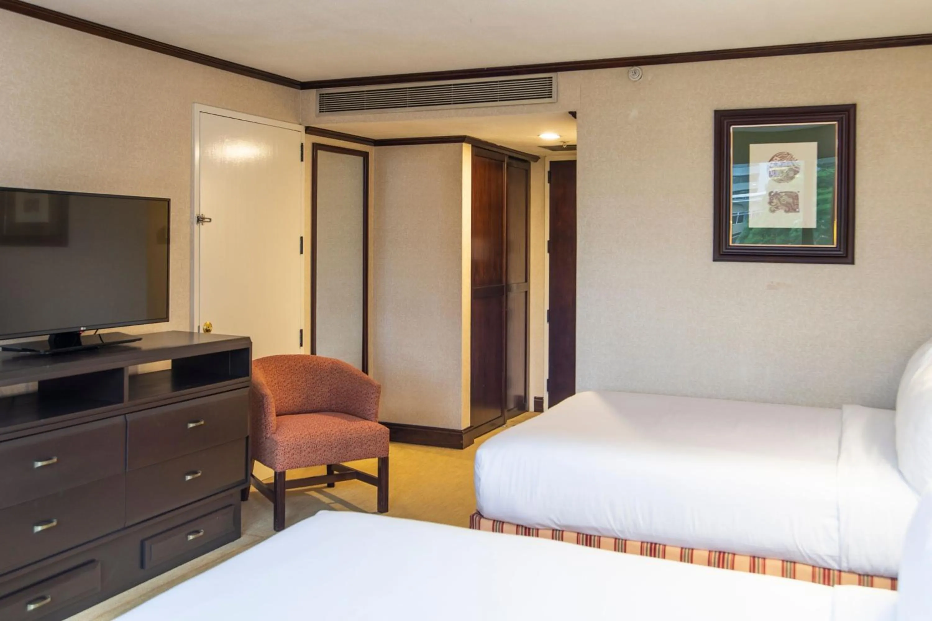 Photo of the whole room, Bed in Delta Hotels by Marriott San Jose Aurola