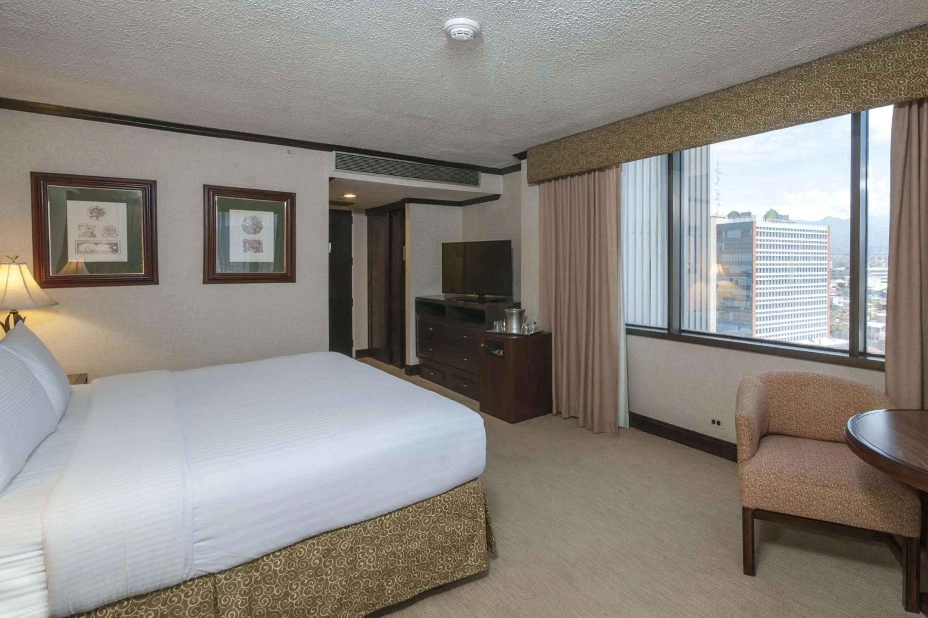 Photo of the whole room, Bed in Delta Hotels by Marriott San Jose Aurola