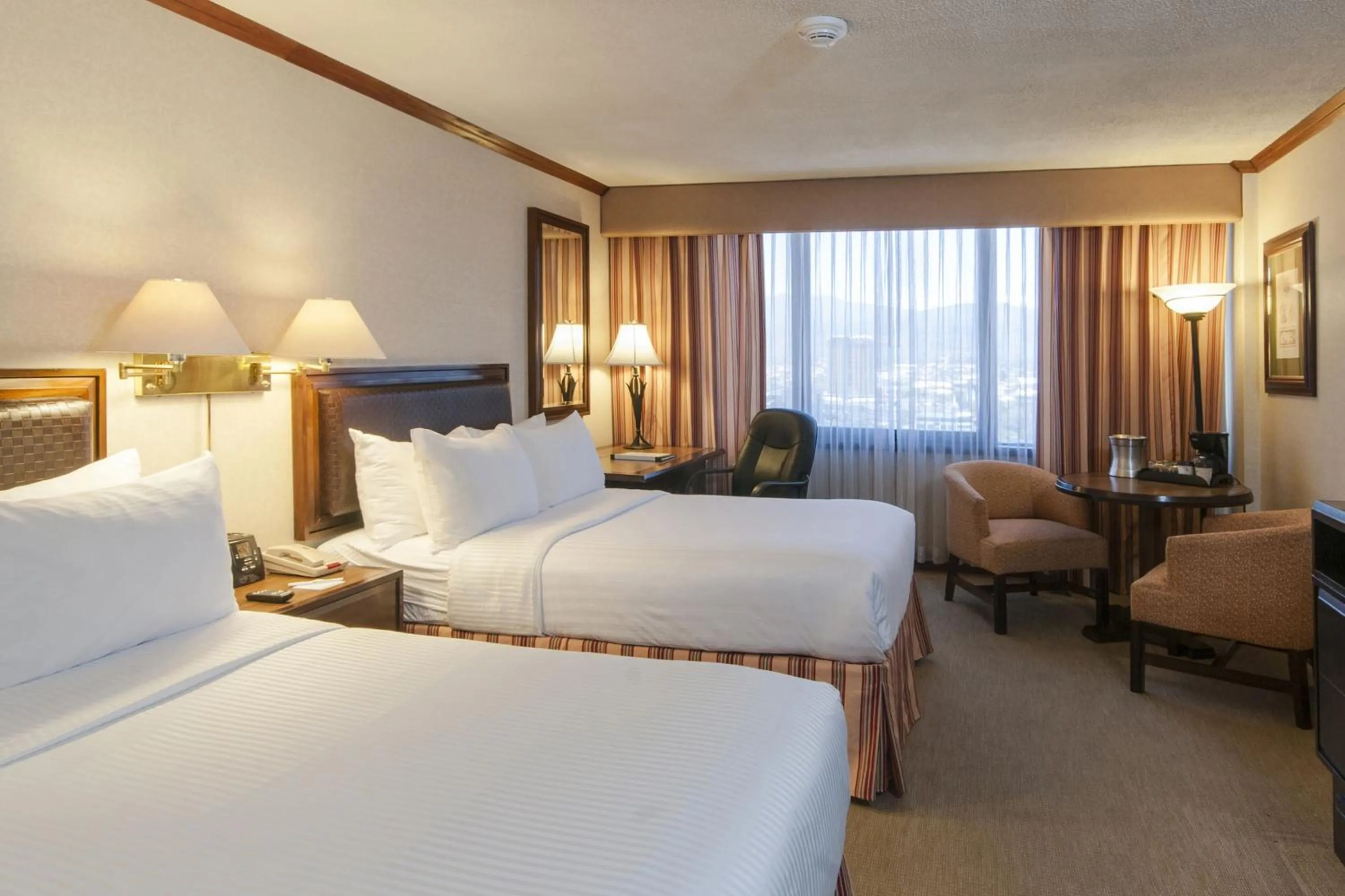 Photo of the whole room, Bed in Delta Hotels by Marriott San Jose Aurola