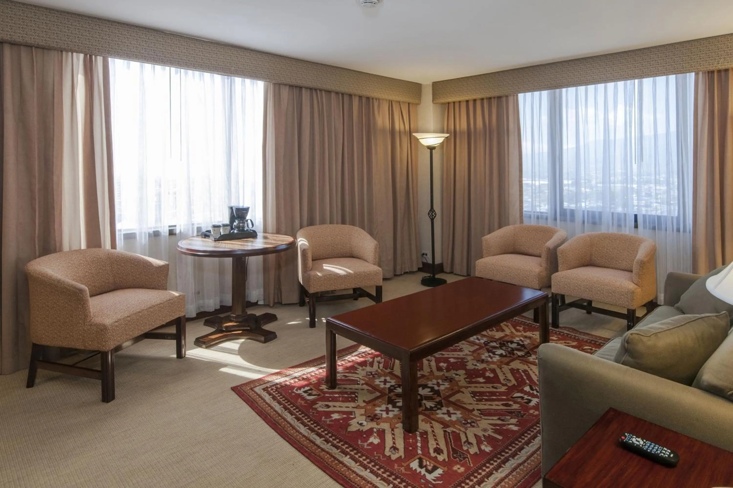 Living room in Delta Hotels by Marriott San Jose Aurola