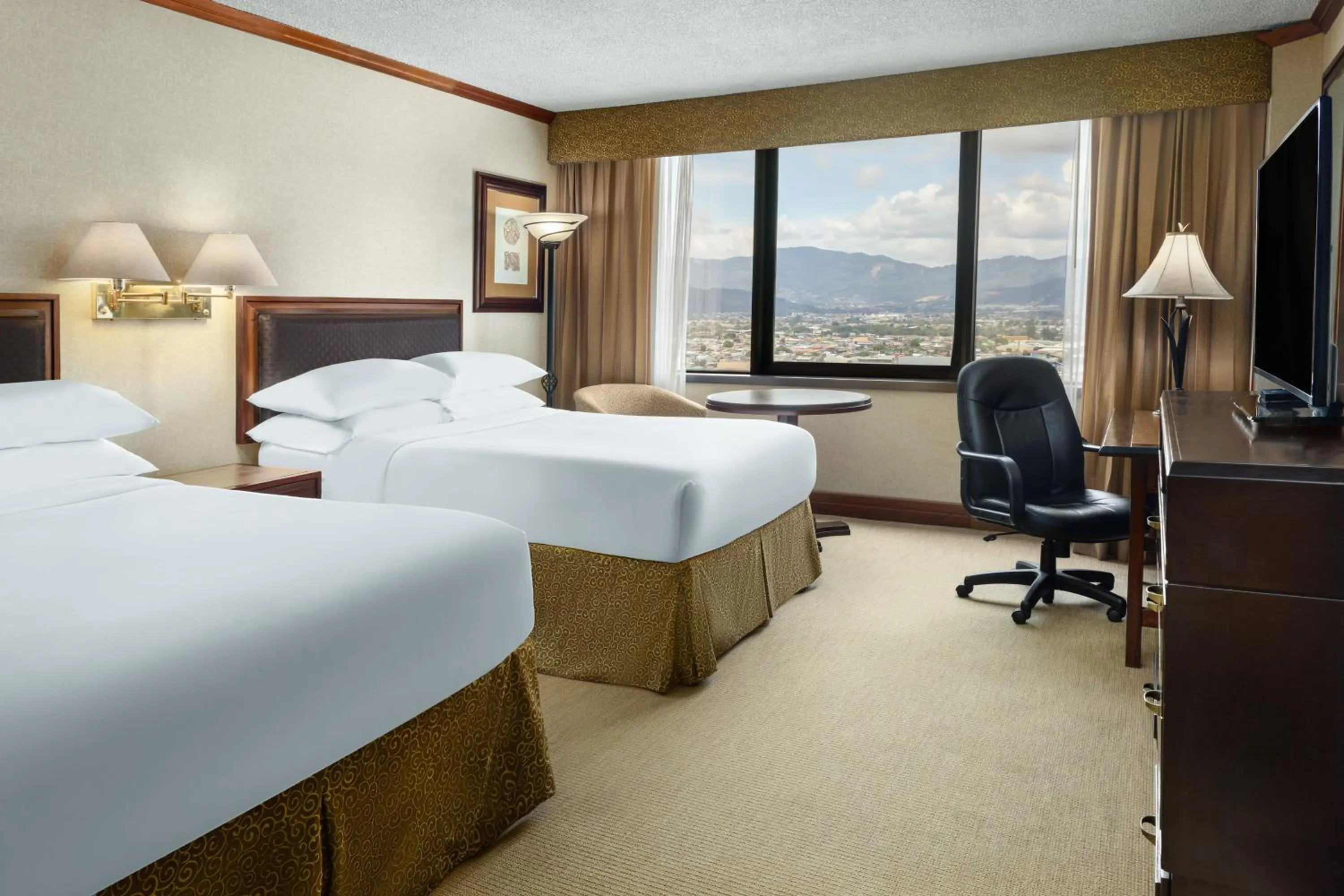 Mountain view, Bed in Delta Hotels by Marriott San Jose Aurola