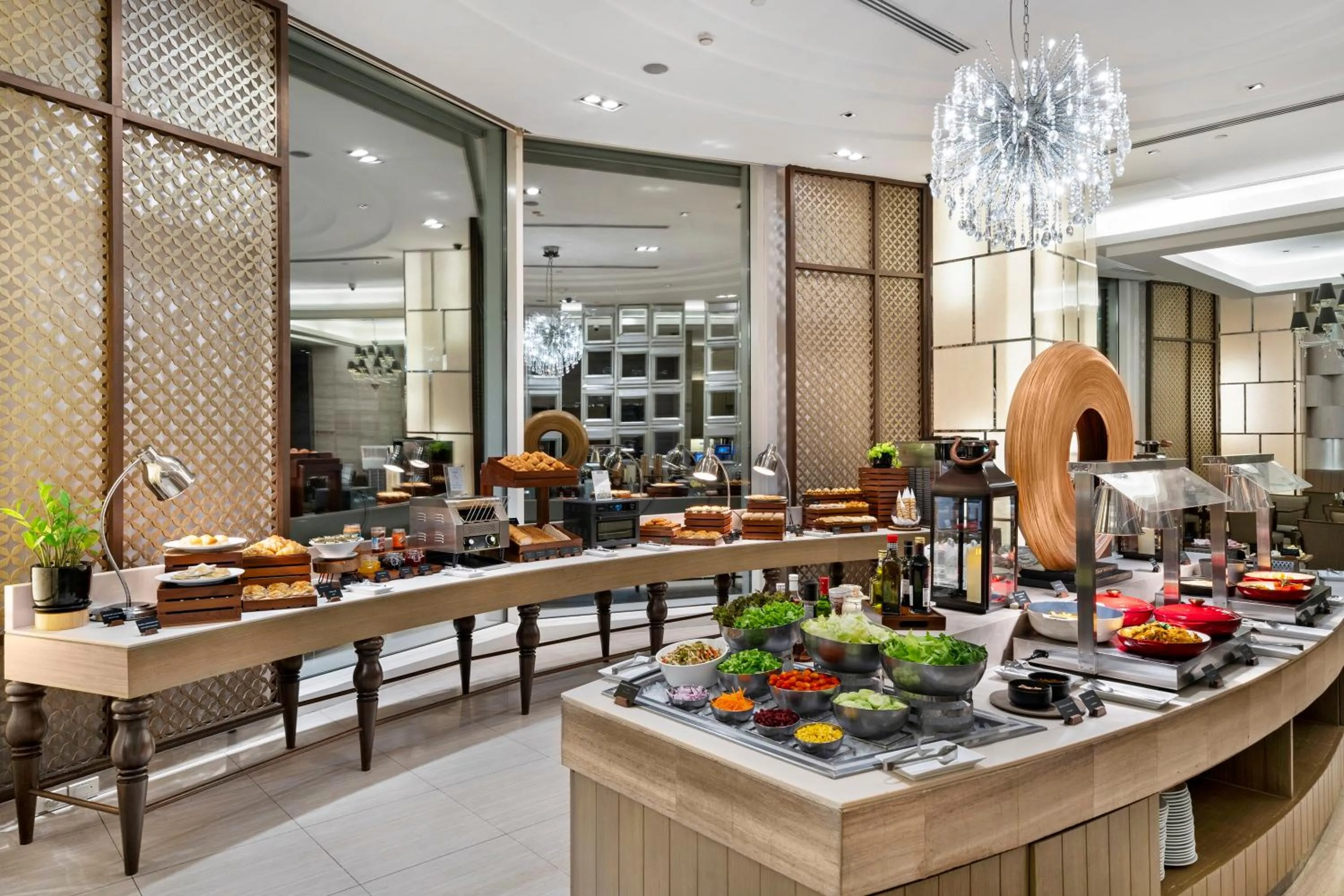 Restaurant/places to eat in Grande Centre Point Hotel Terminal21