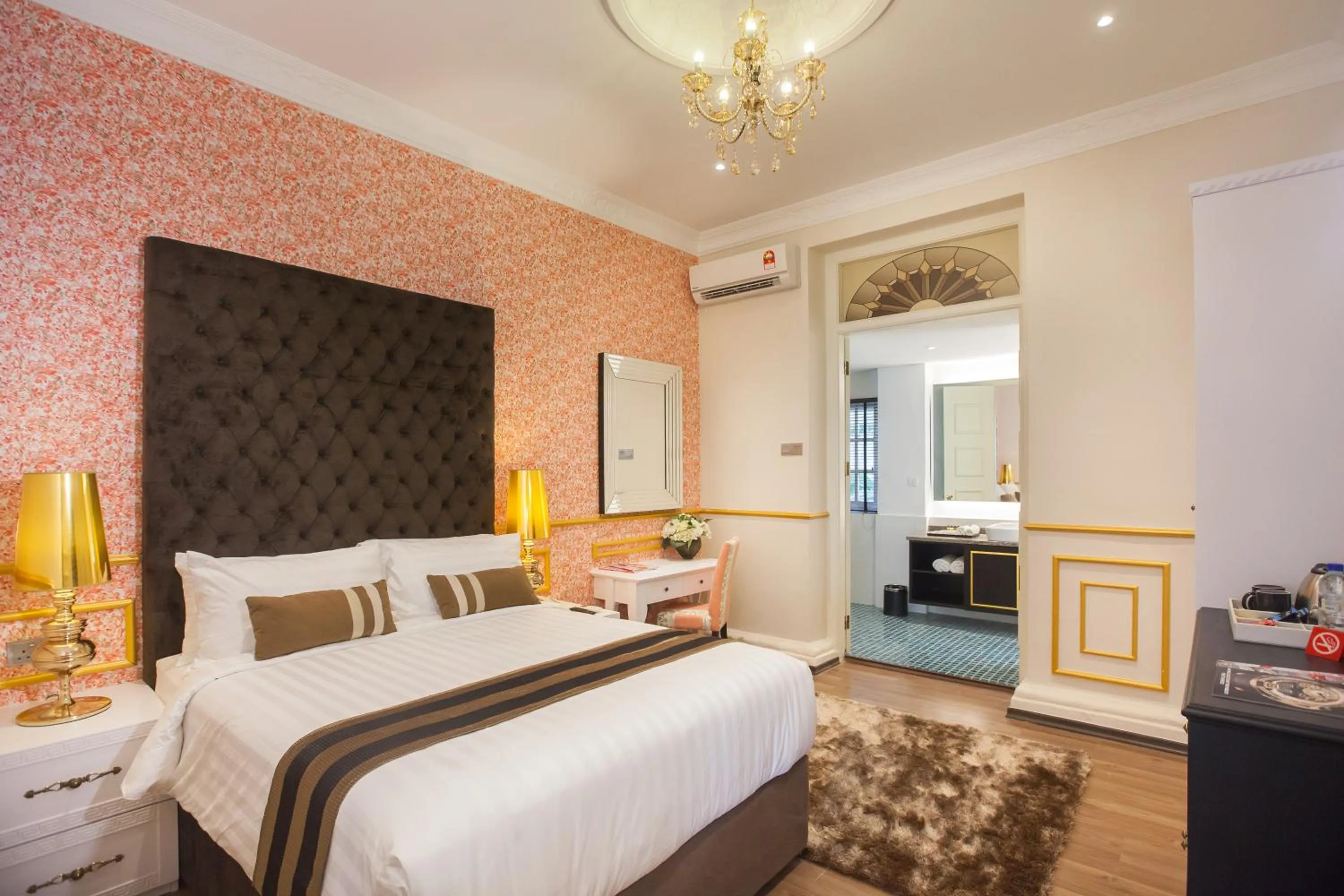 Photo of the whole room, Bed in Apple Heritage Hotel