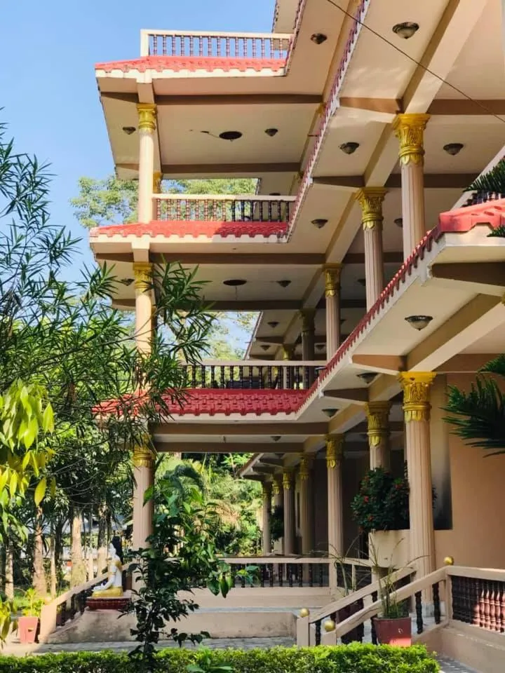 Property building in Chitwan Forest Resort with swimming pool , Chitwan National Park