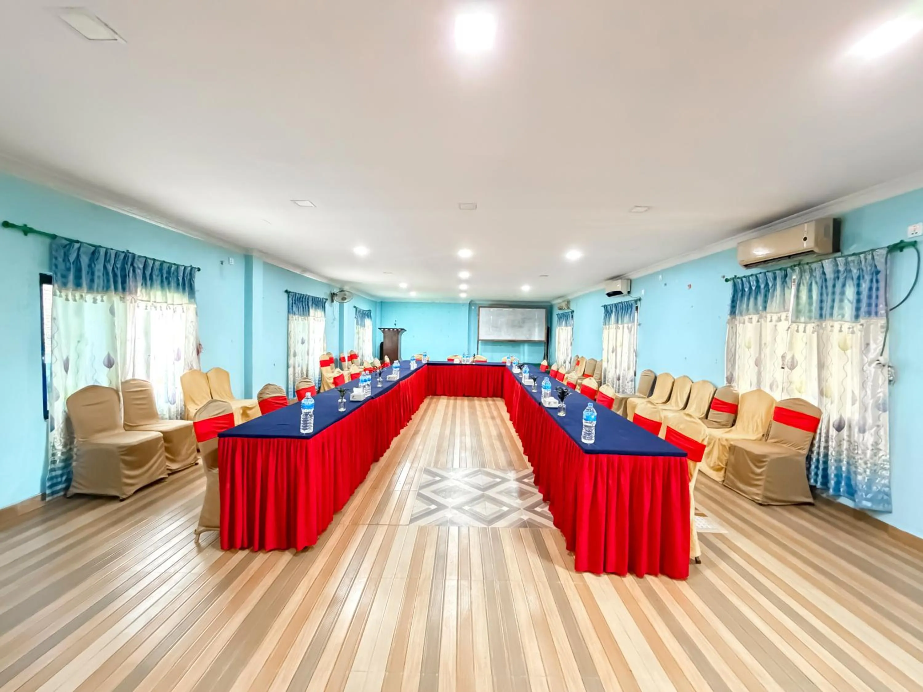 Meeting/conference room in Chitwan Forest Resort with swimming pool , Chitwan National Park