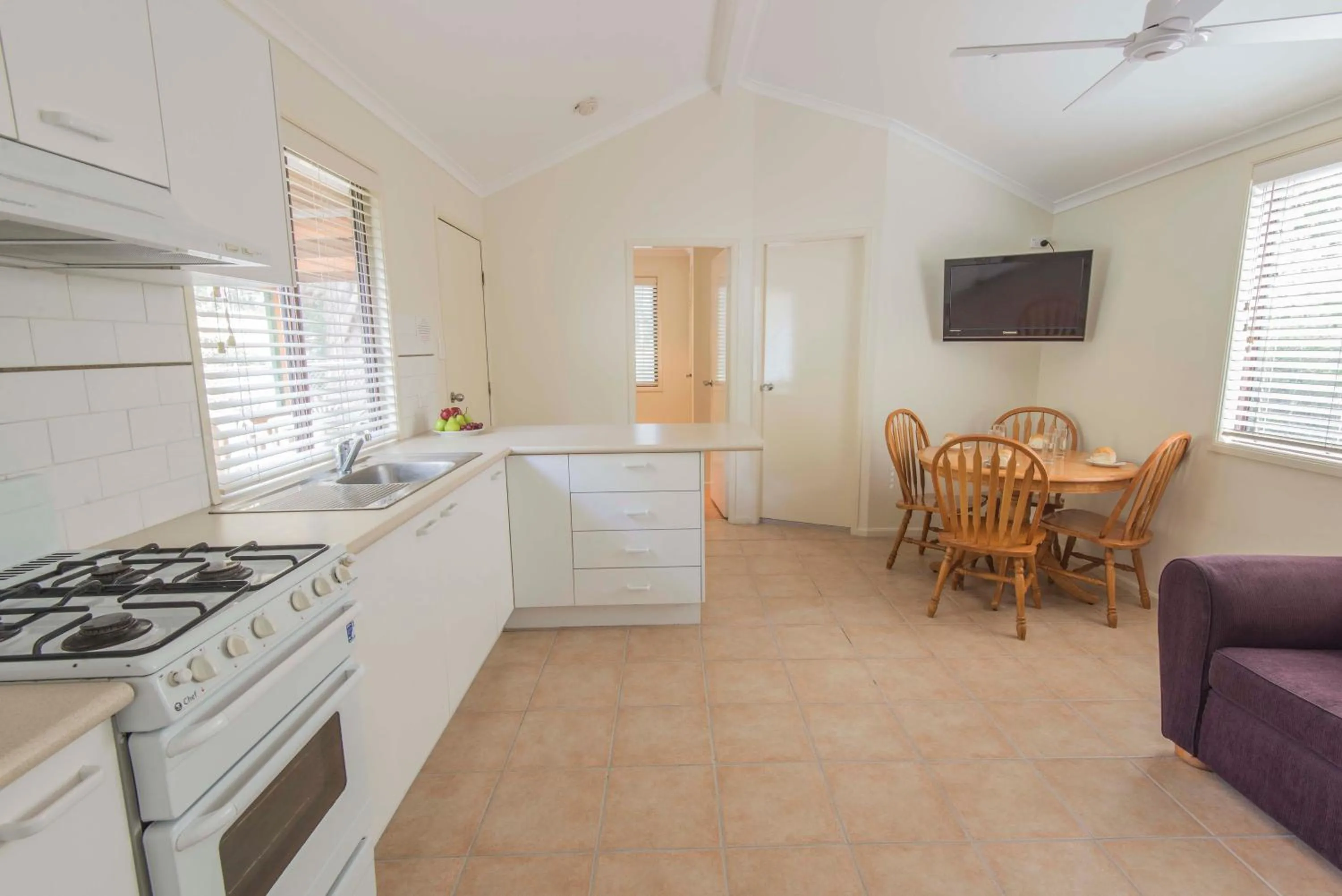 Kitchen or kitchenette in The Palms At Avoca