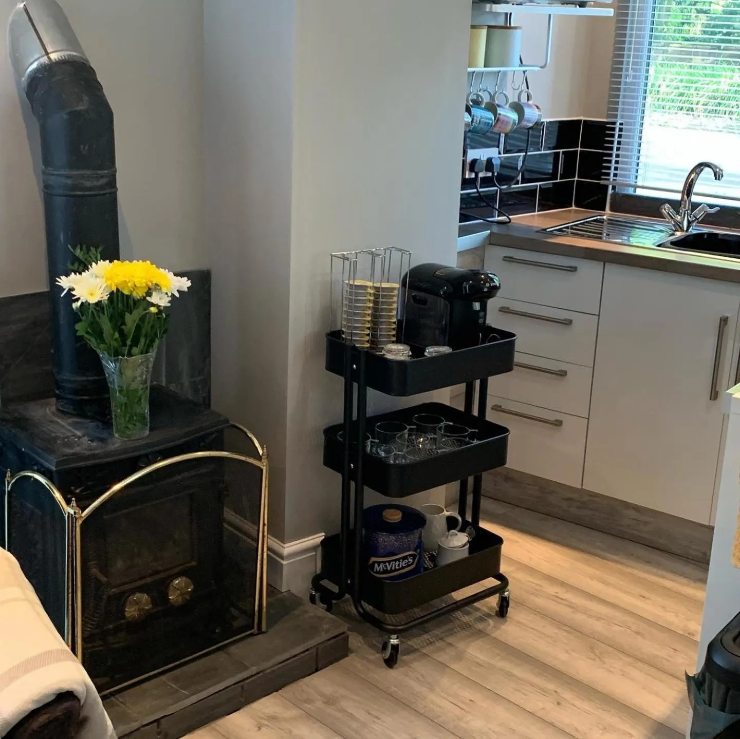 Kitchen or kitchenette in Bedrock Lodge