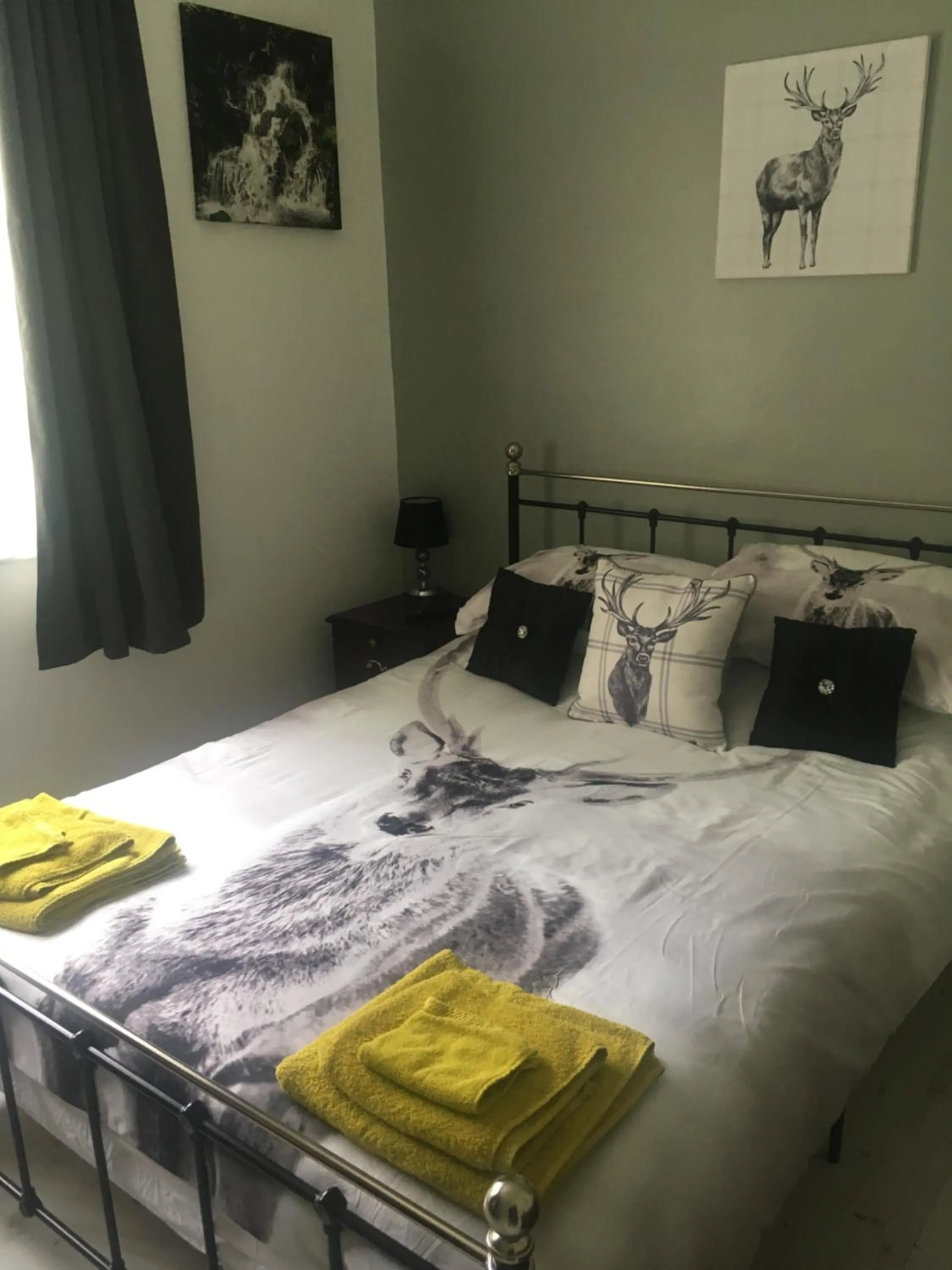 Bedroom, Bed in Bedrock Lodge