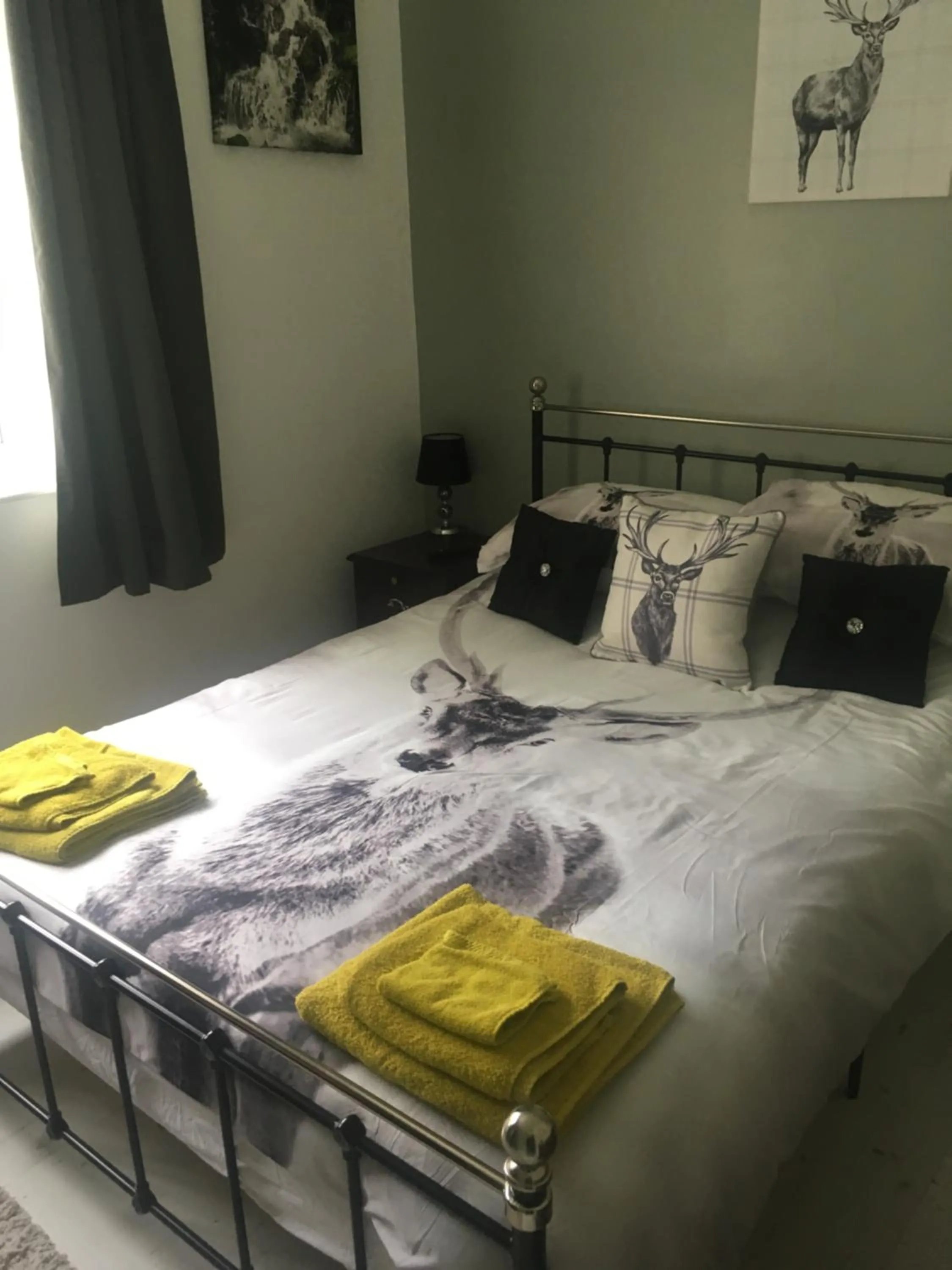 Bedroom, Bed in Bedrock Lodge