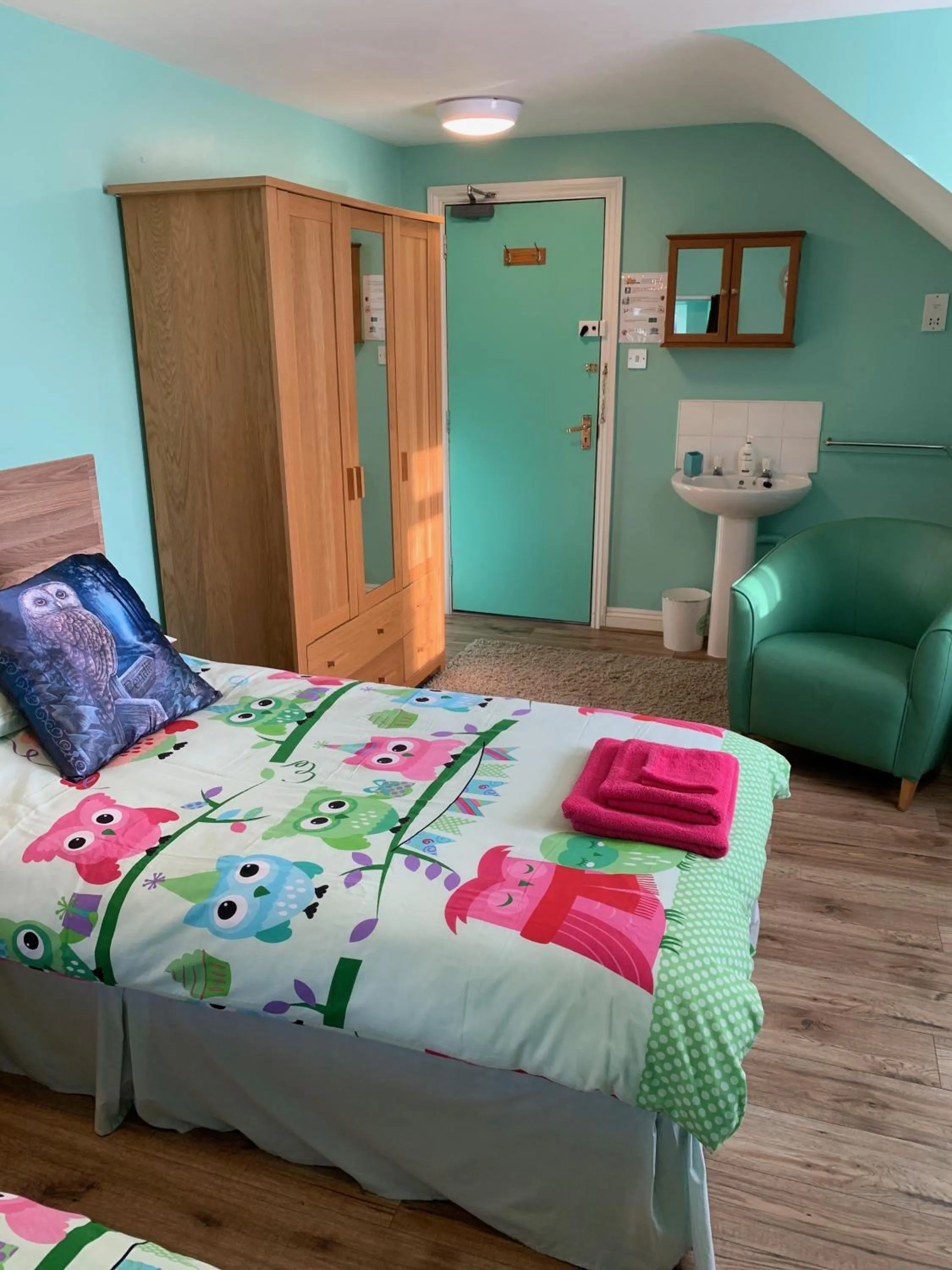 Seating area, Bed in Bedrock Lodge