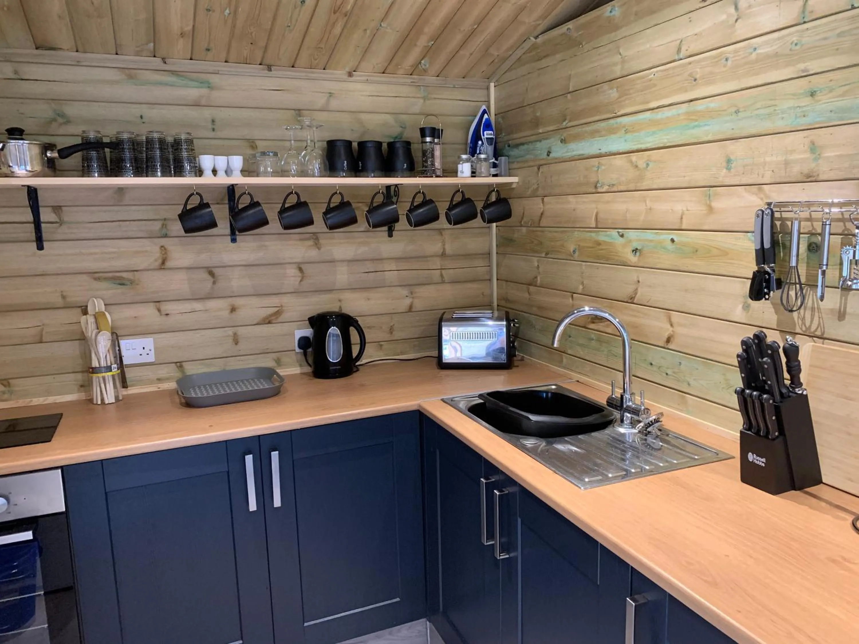 Kitchen or kitchenette in Bedrock Lodge