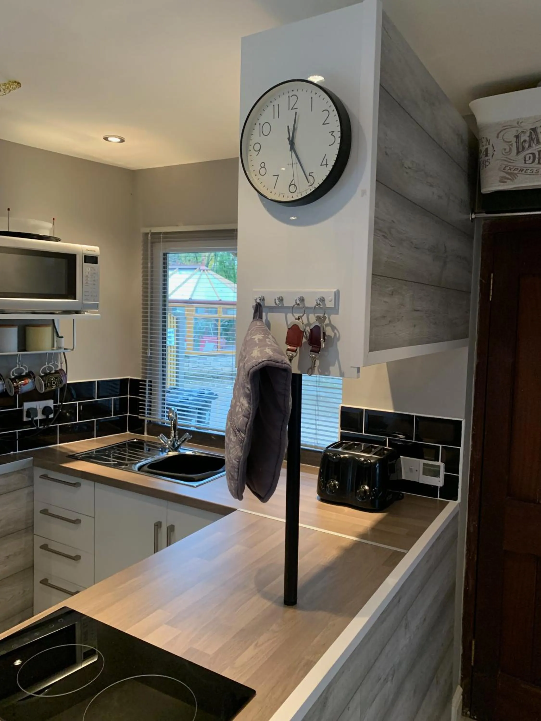 Kitchen or kitchenette in Bedrock Lodge