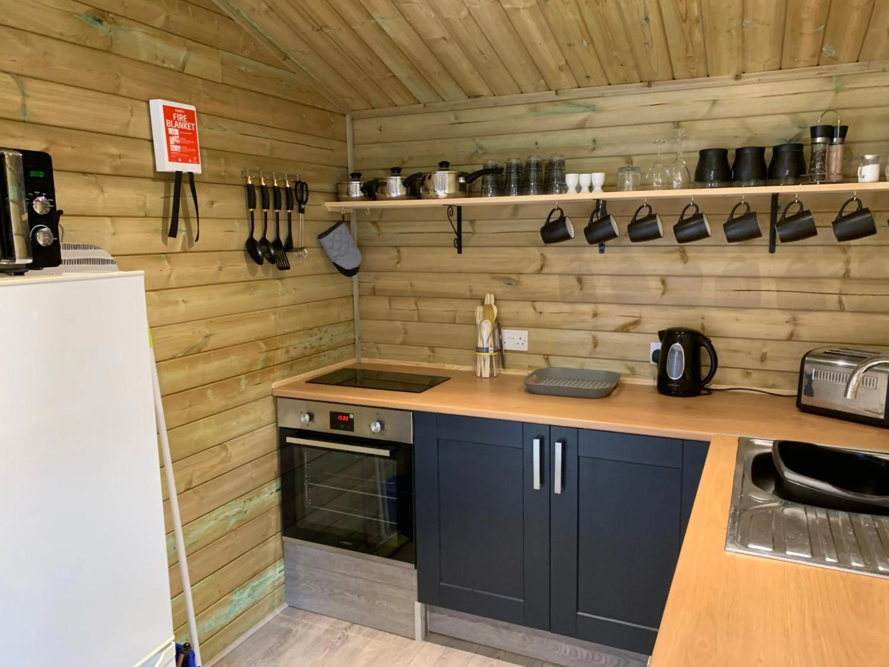 Kitchen or kitchenette in Bedrock Lodge