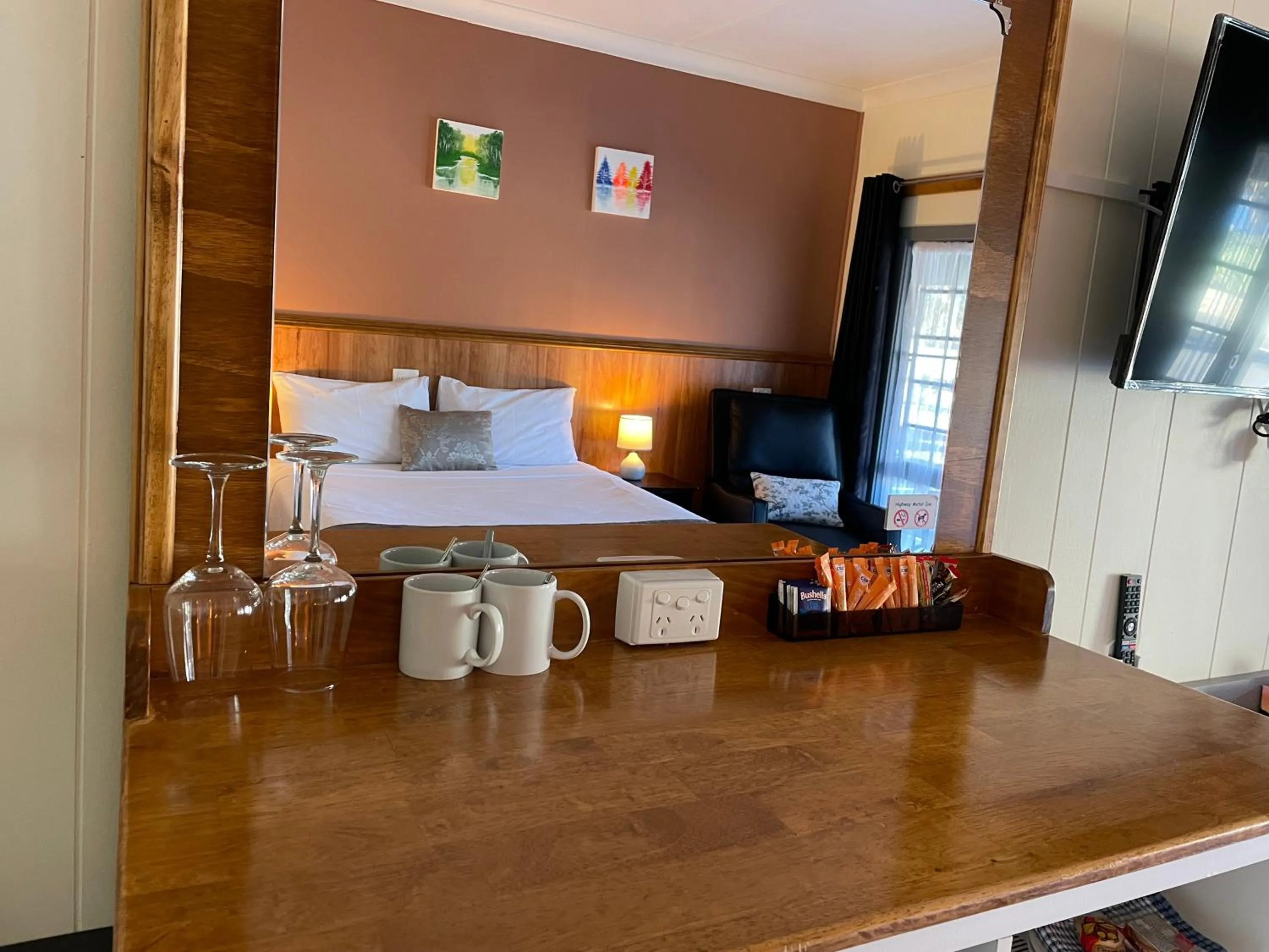 Kitchen or kitchenette, Bed in Highway Motor Inn Taree