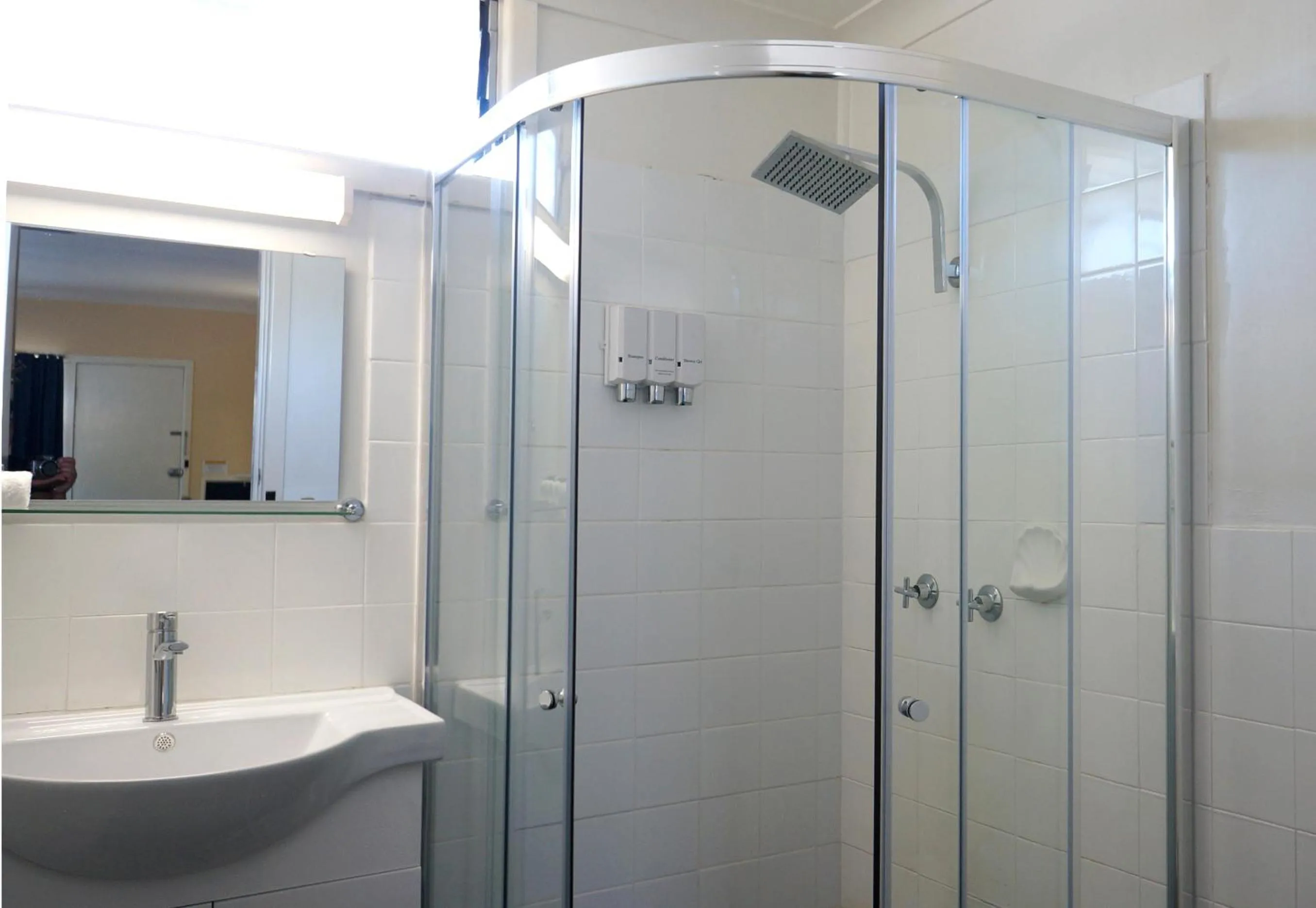 Shower in Highway Motor Inn Taree