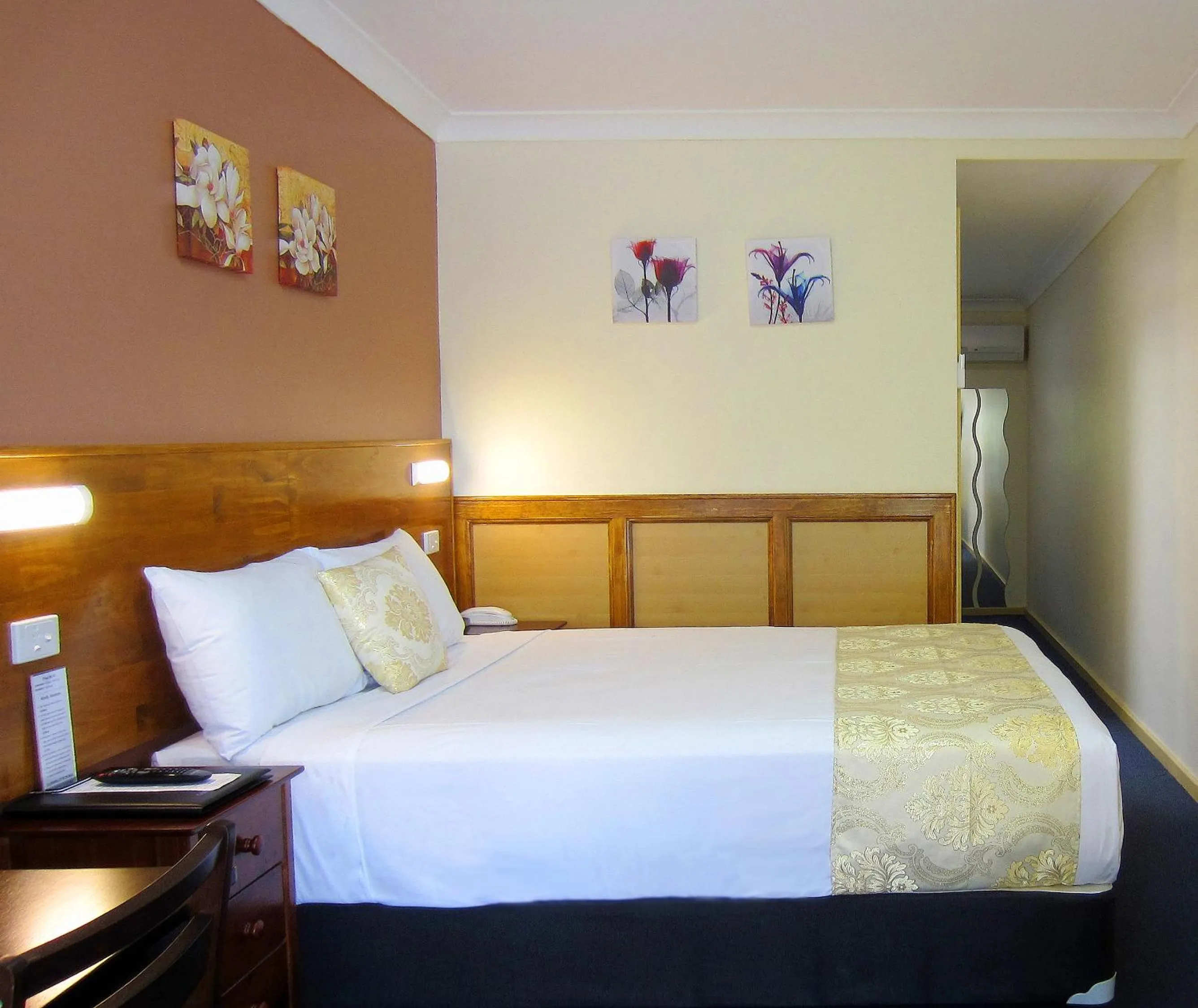 Photo of the whole room, Bed in Highway Motor Inn Taree