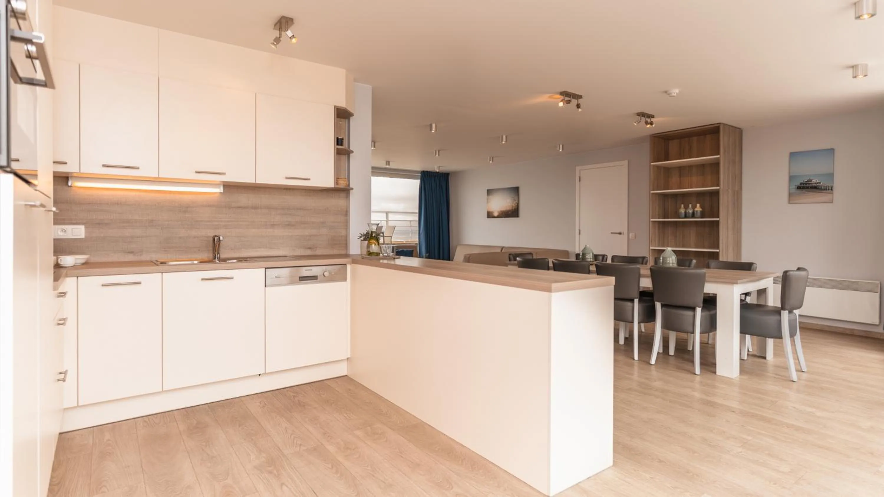 Kitchen or kitchenette in Holiday Suites Blankenberge