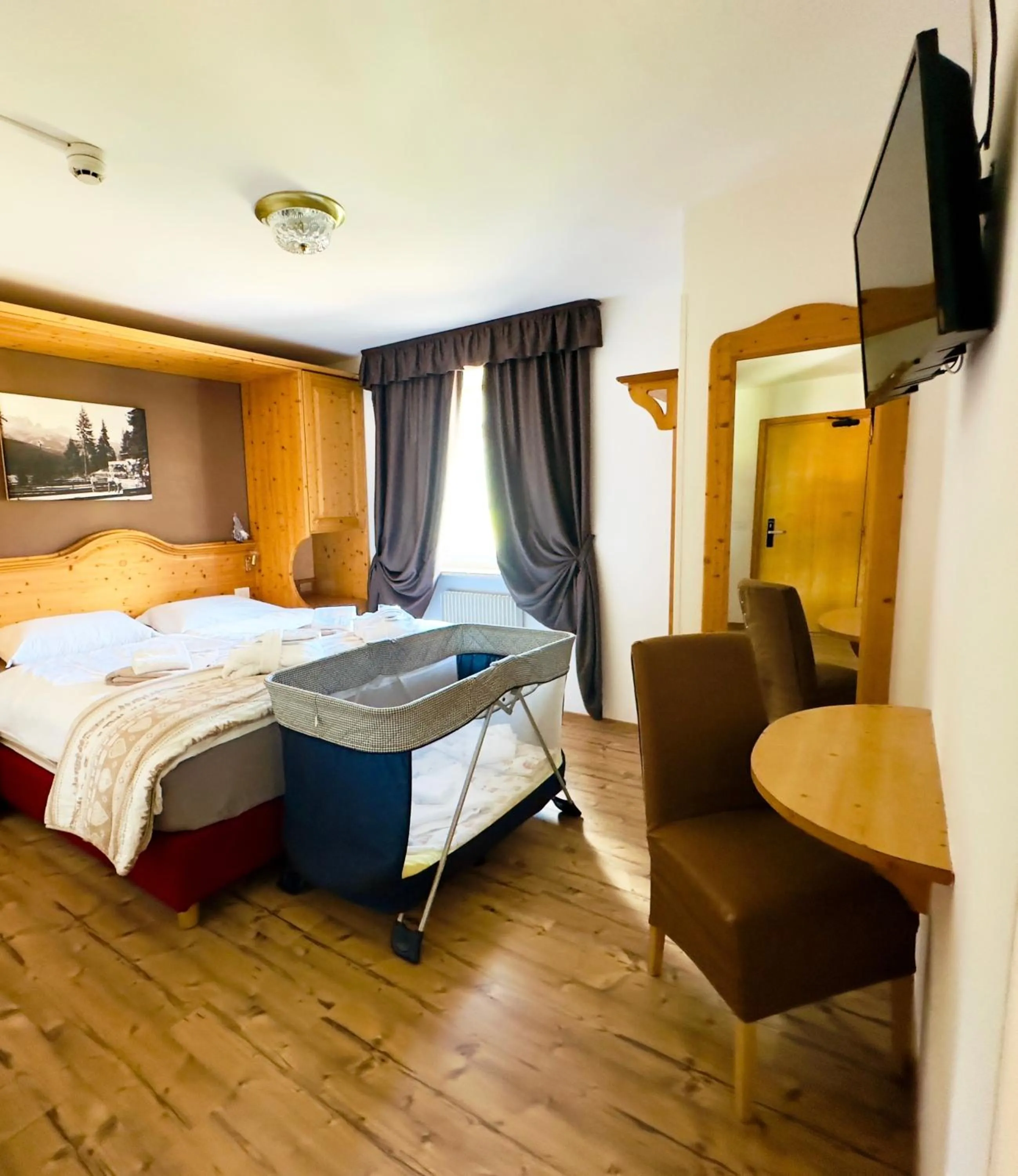 Bedroom, Bed in Alpen Family Hotel Someda