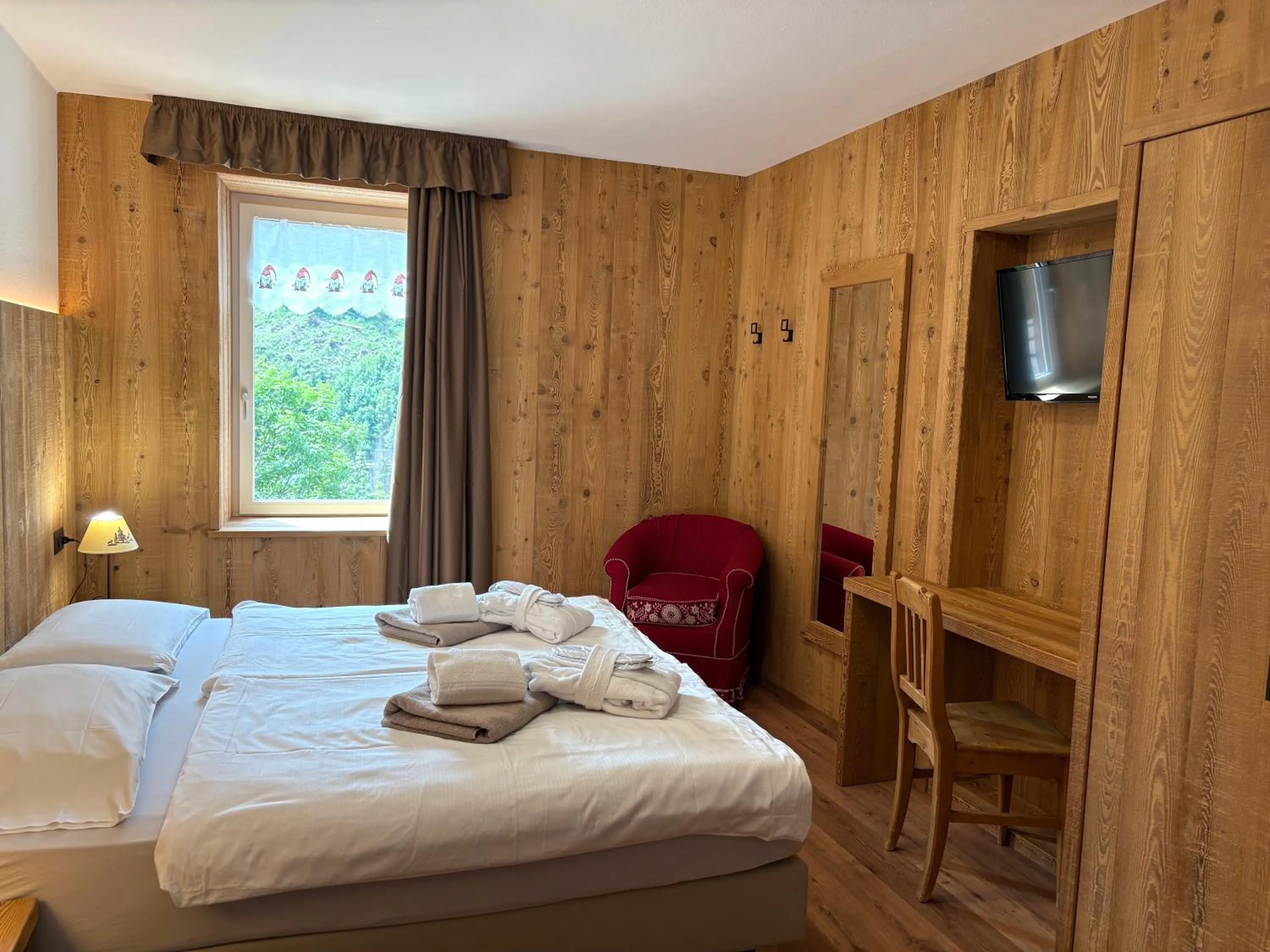 Bedroom, Bed in Alpen Family Hotel Someda
