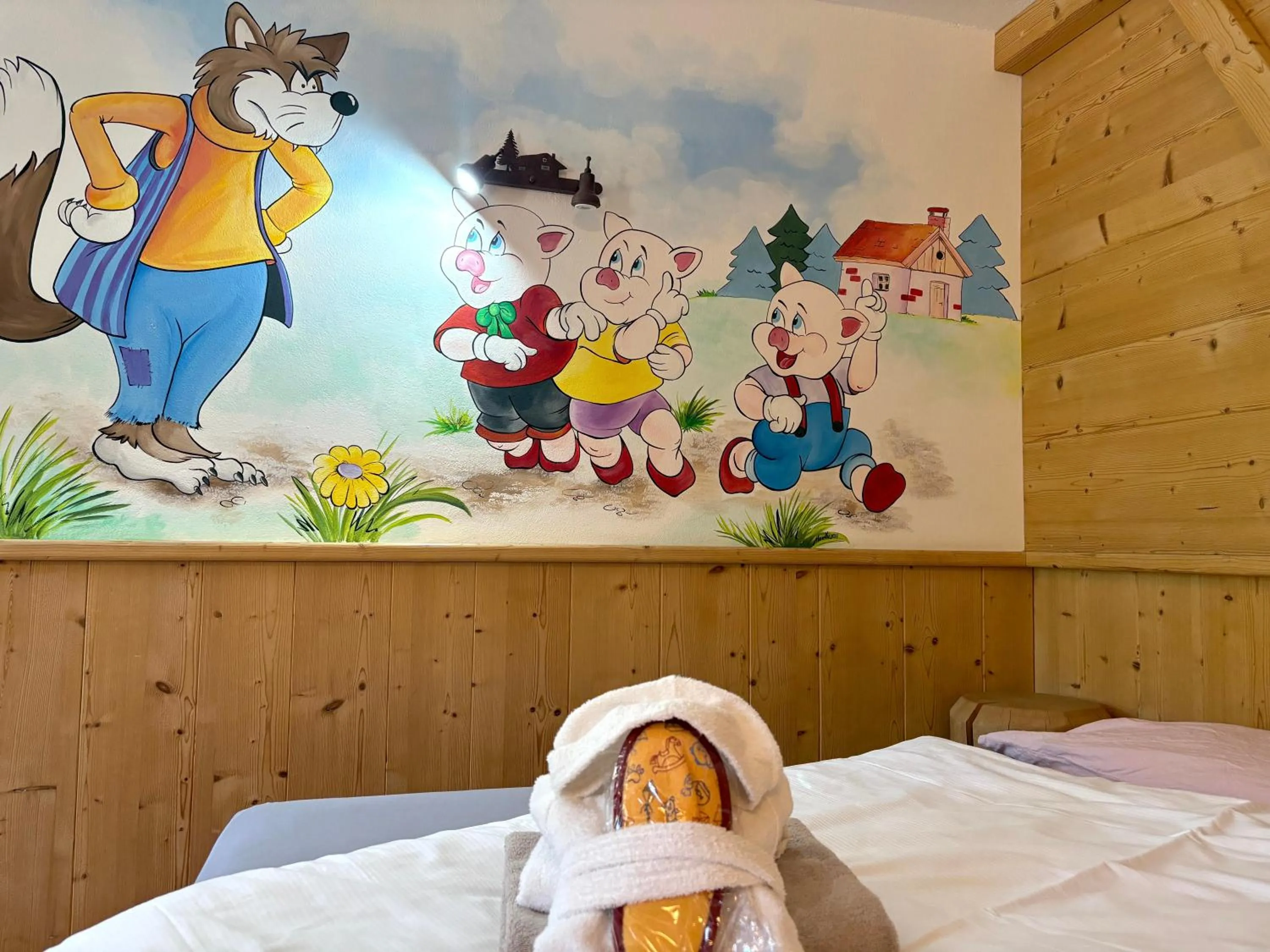 Decorative detail, Bed in Alpen Family Hotel Someda