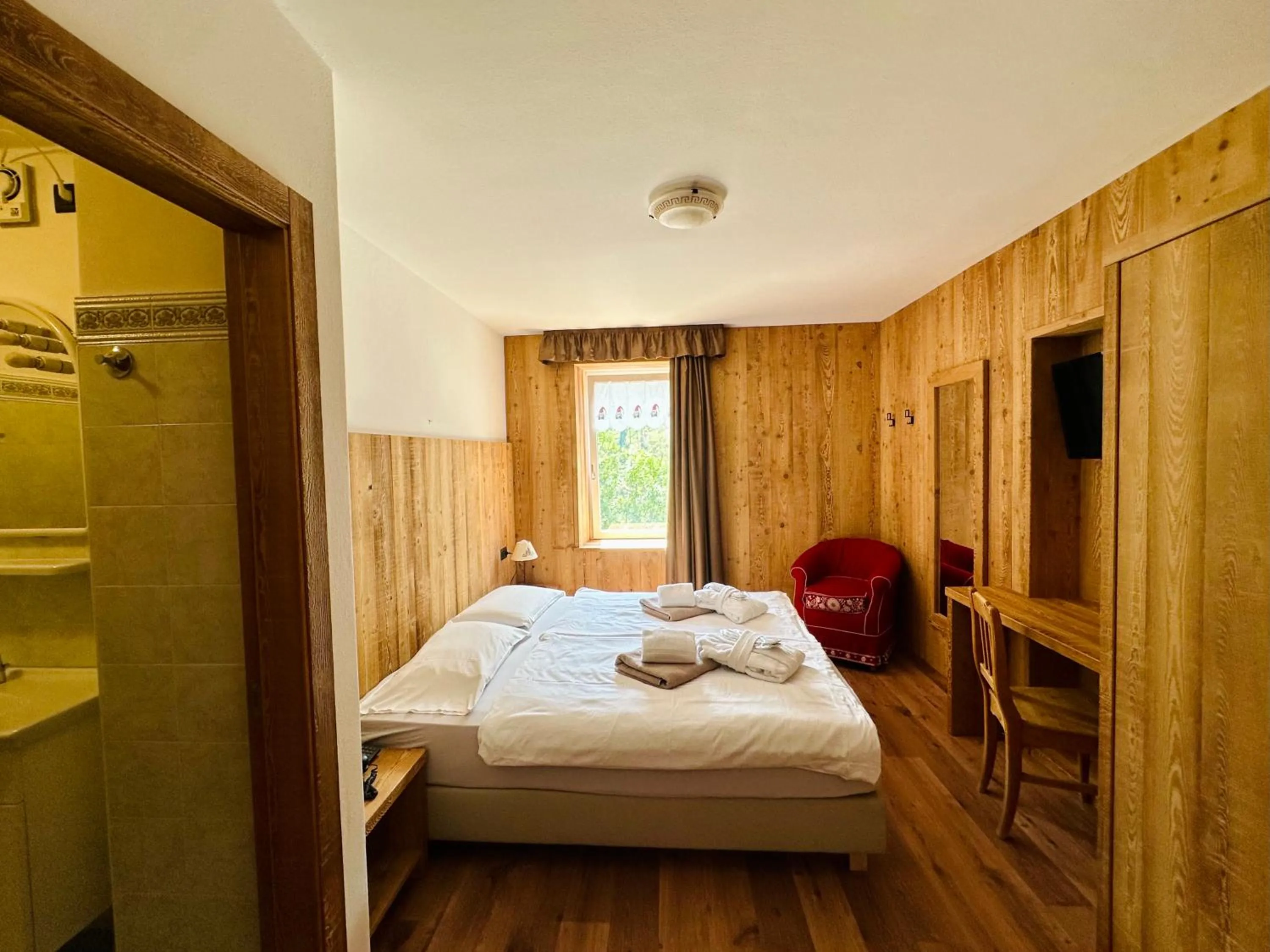 Bedroom, Bed in Alpen Family Hotel Someda