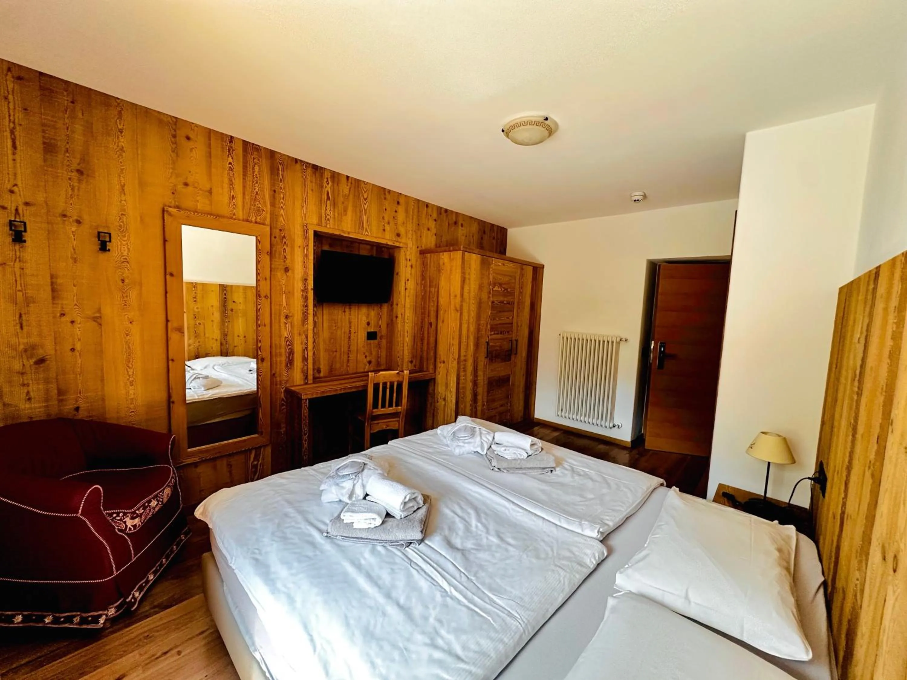 Bedroom, Bed in Alpen Family Hotel Someda