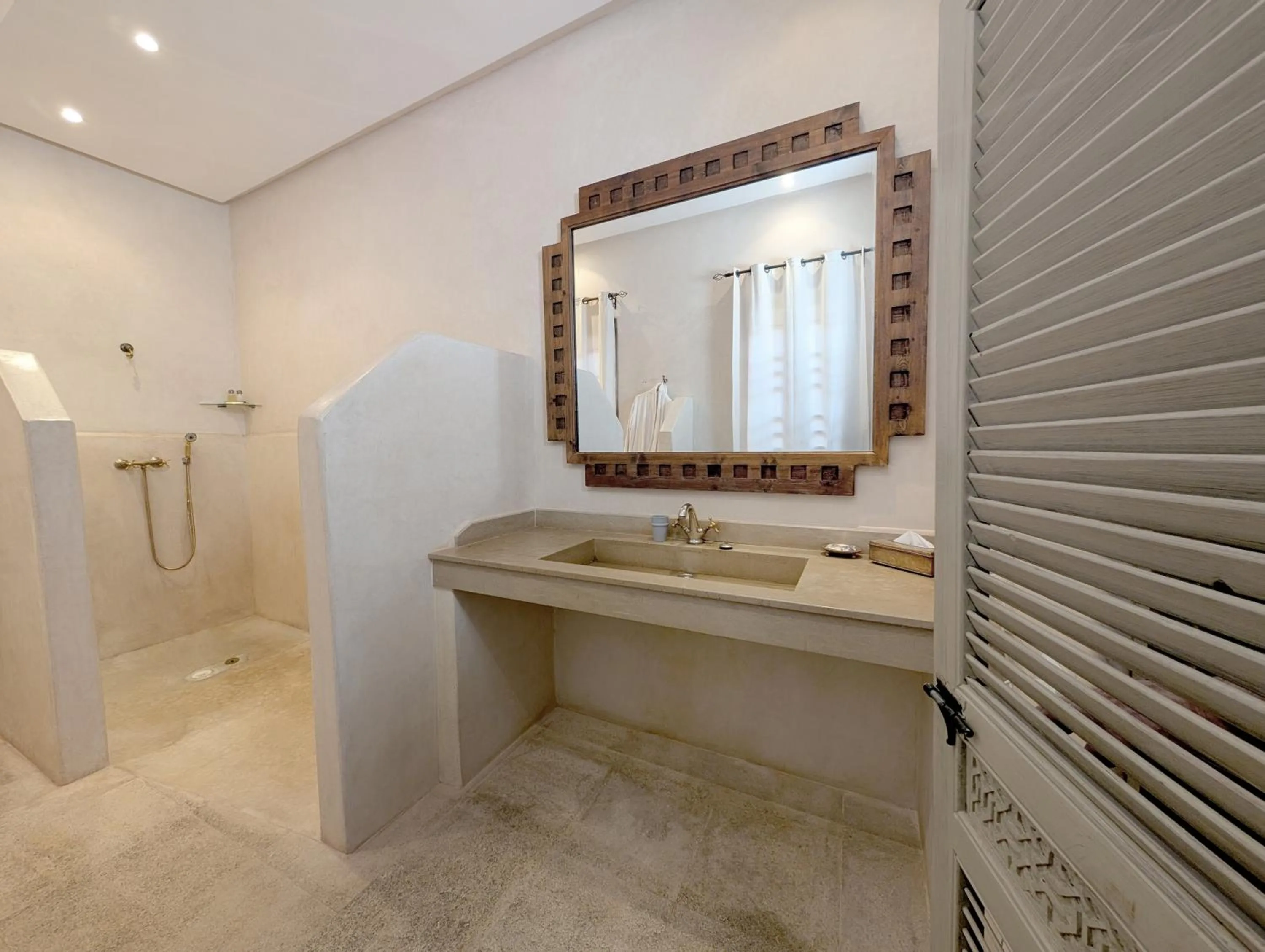Shower in Riad Slitine & Spa