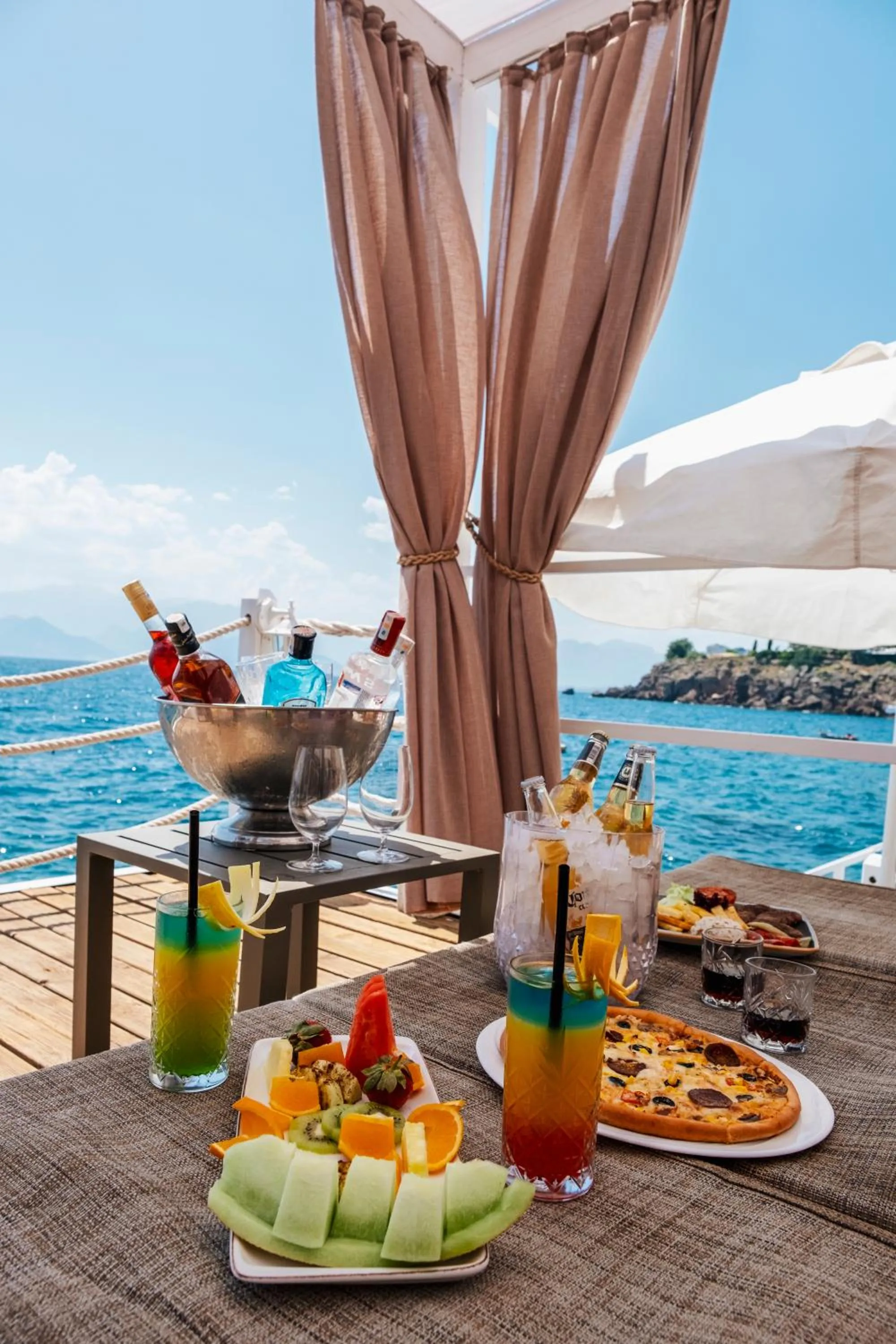 Restaurant/places to eat in La Boutique Hotel & Suites - Adults Only