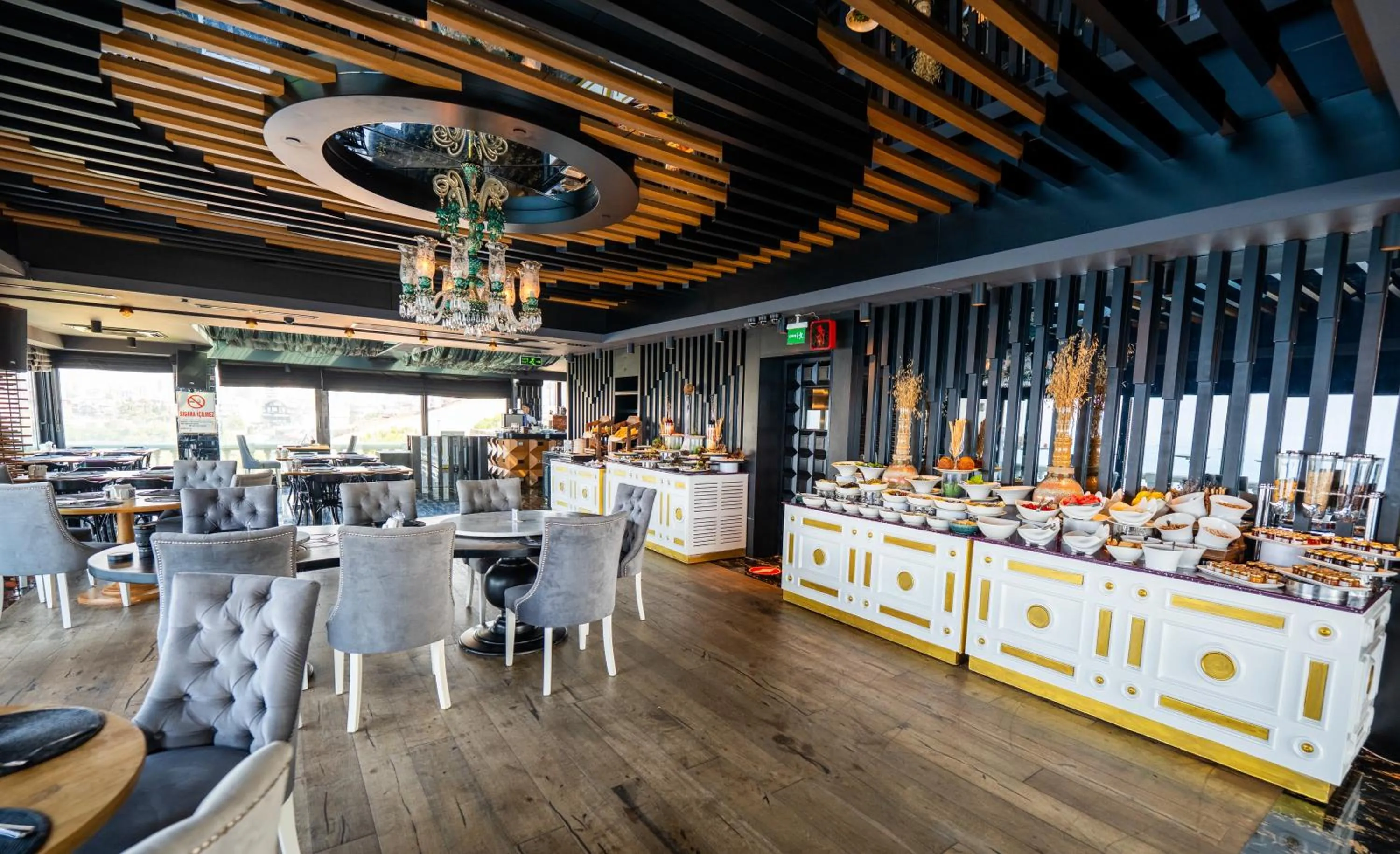 Restaurant/places to eat in La Boutique Hotel & Suites - Adults Only