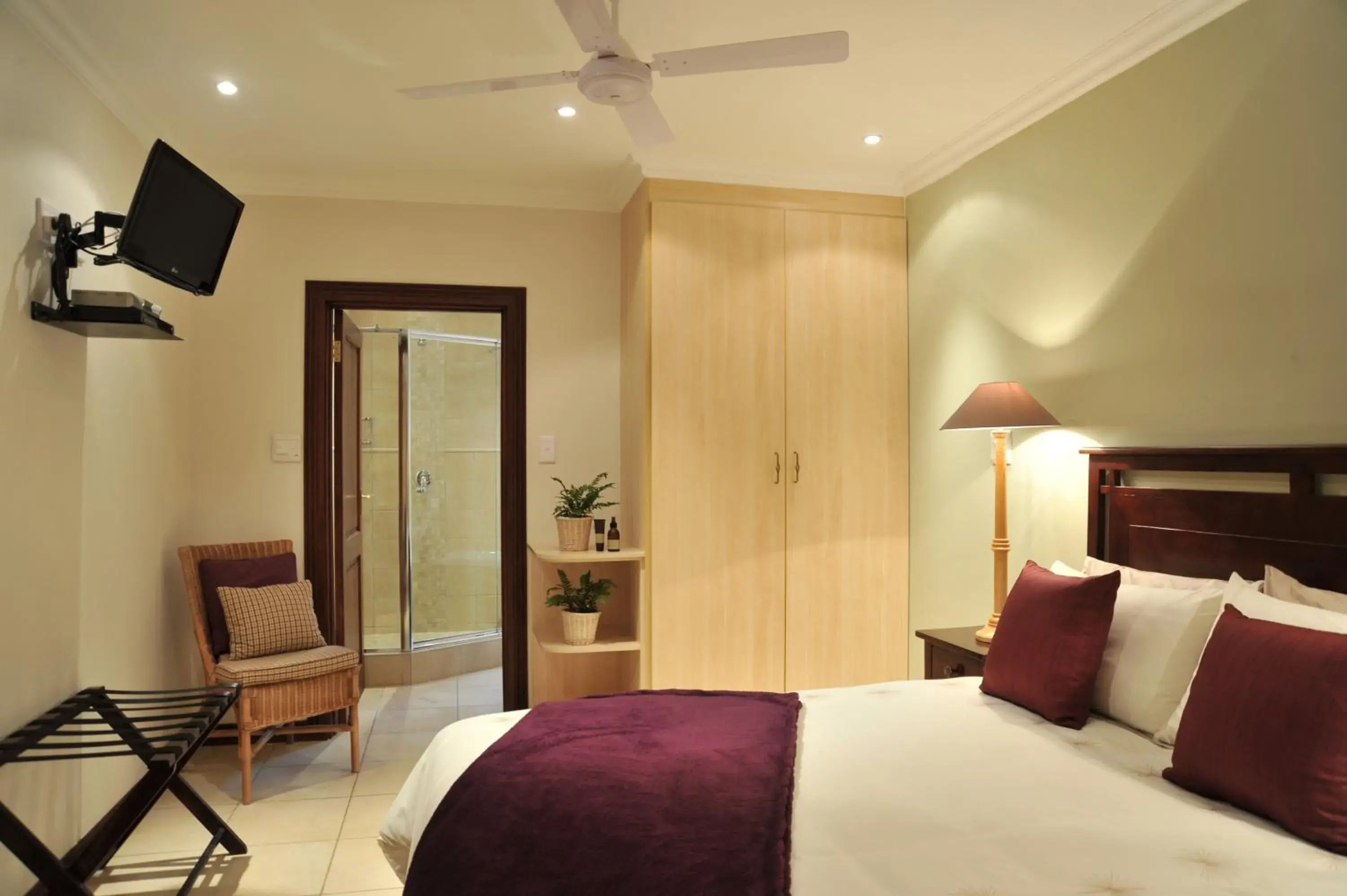 TV and multimedia, Bed in Claires of Sandton Luxury Guest House TV and multimedia, Bed in Claires of Sandton Luxury Guest House