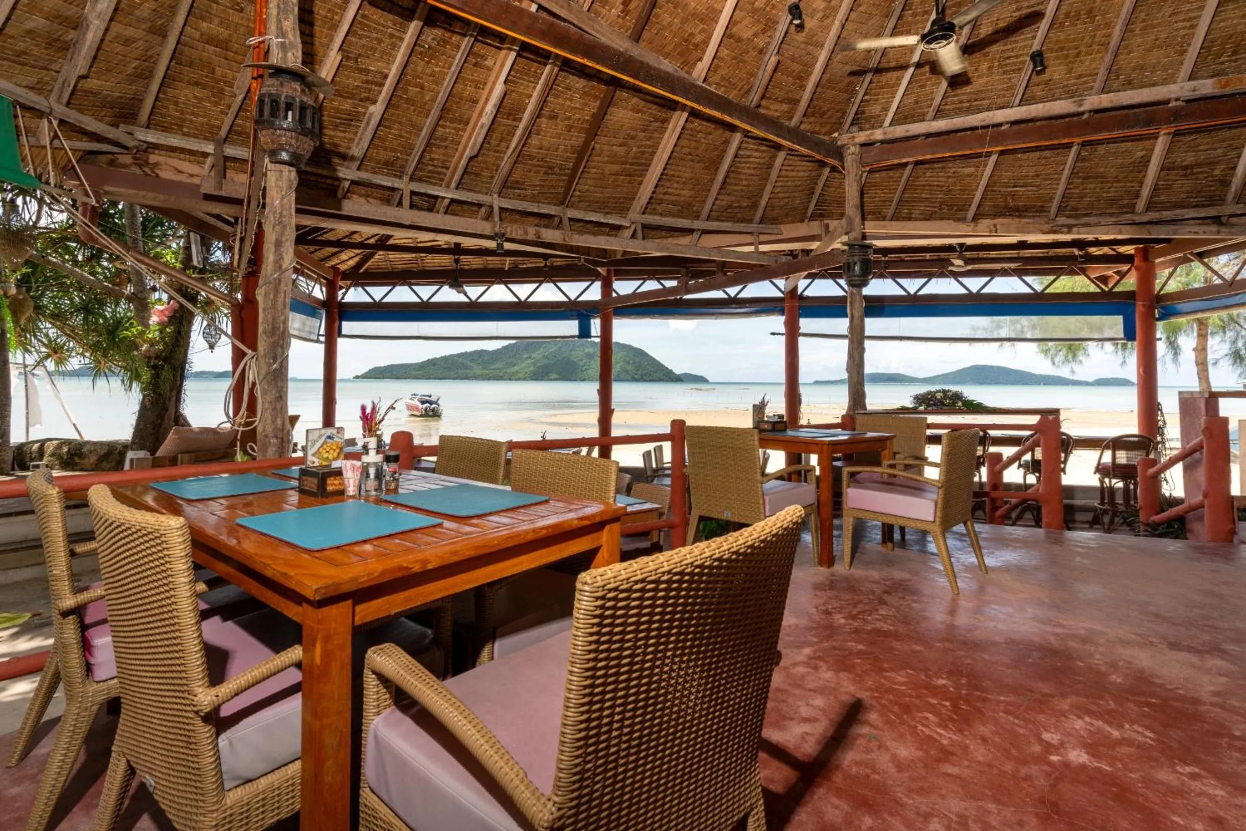 Restaurant/places to eat in Friendship Beach Resort & Atmanjai Wellness Centre