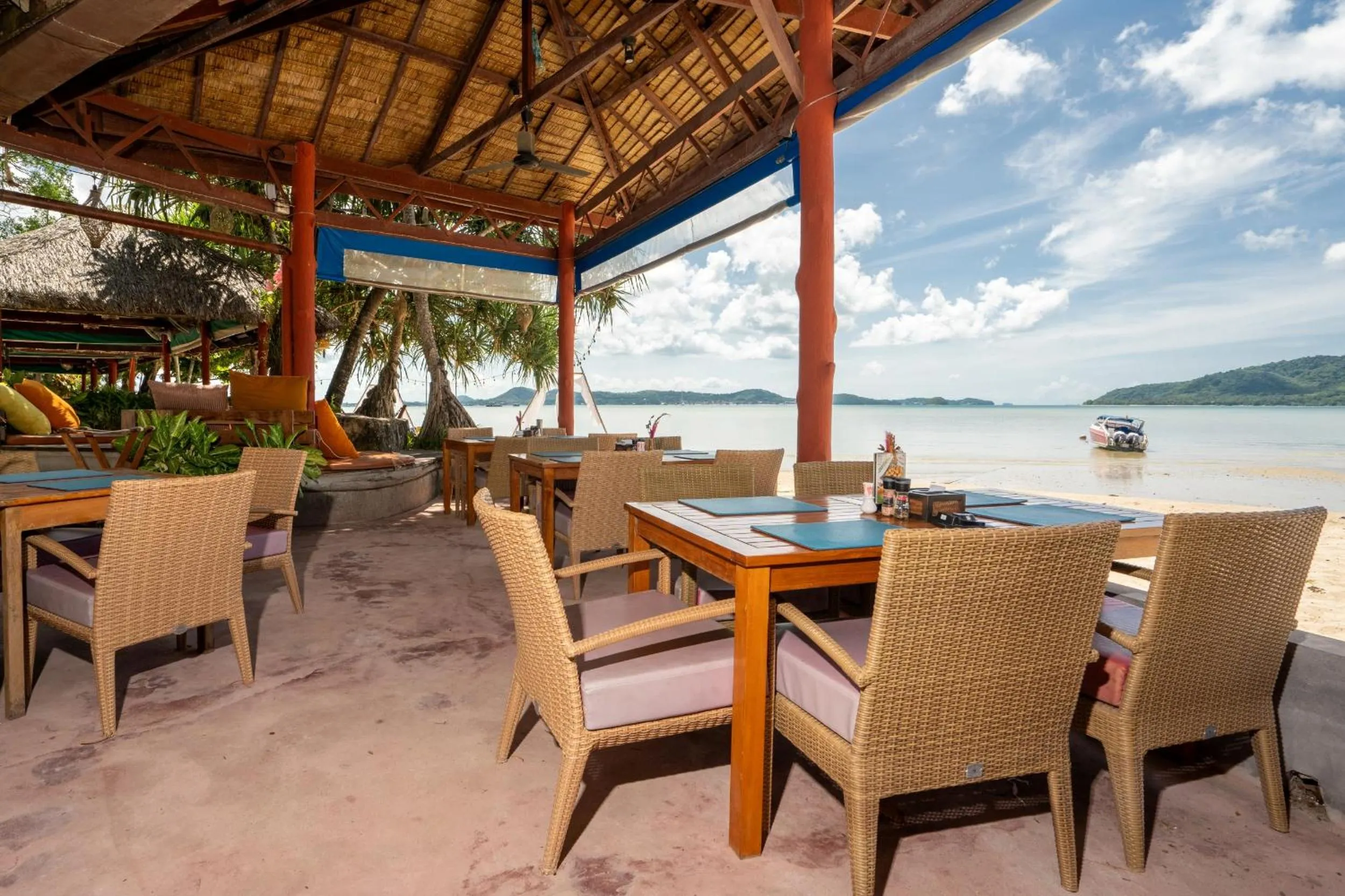 Restaurant/places to eat in Friendship Beach Resort & Atmanjai Wellness Centre
