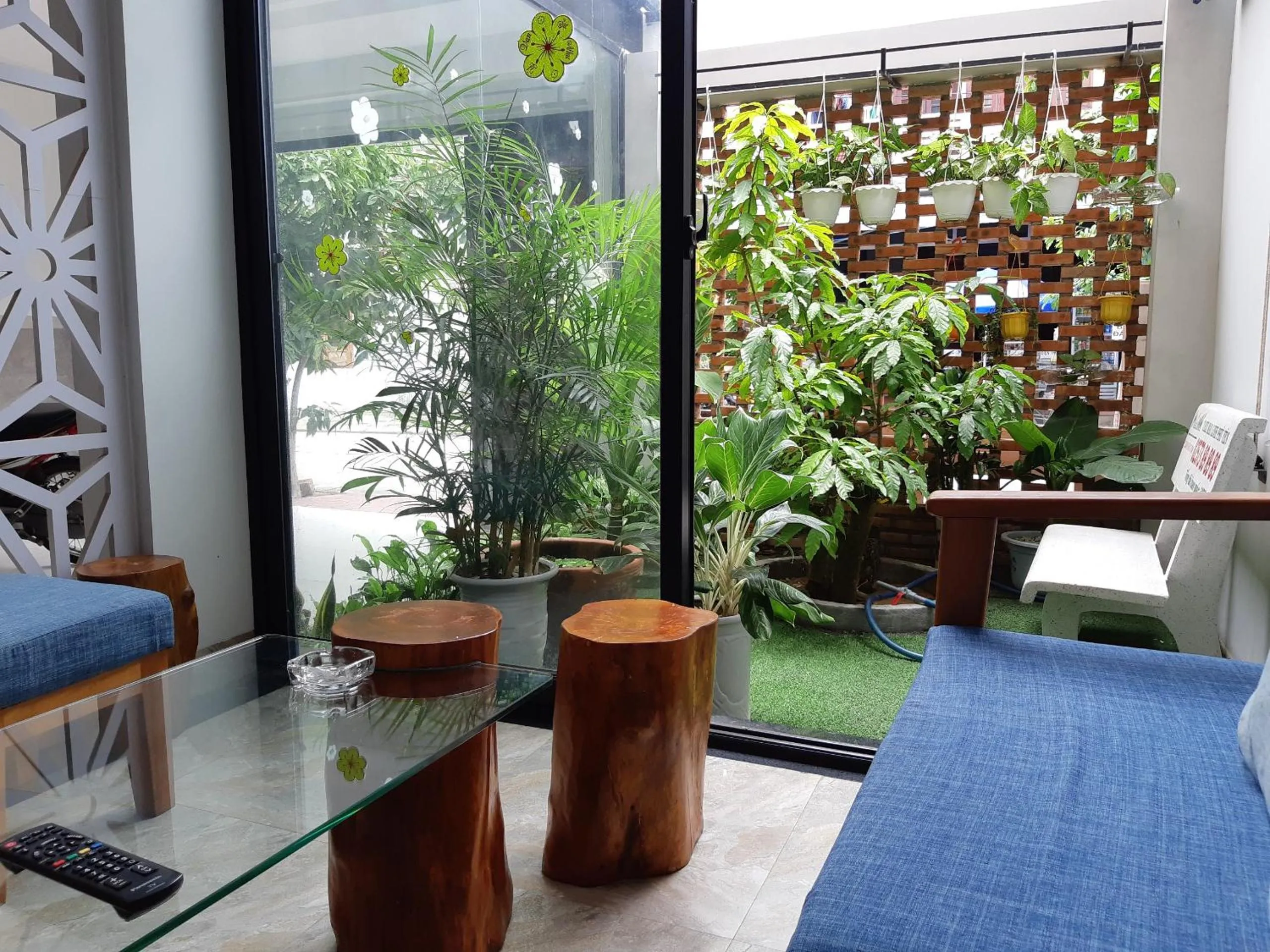 Communal lounge/ TV room in HANID Hotel